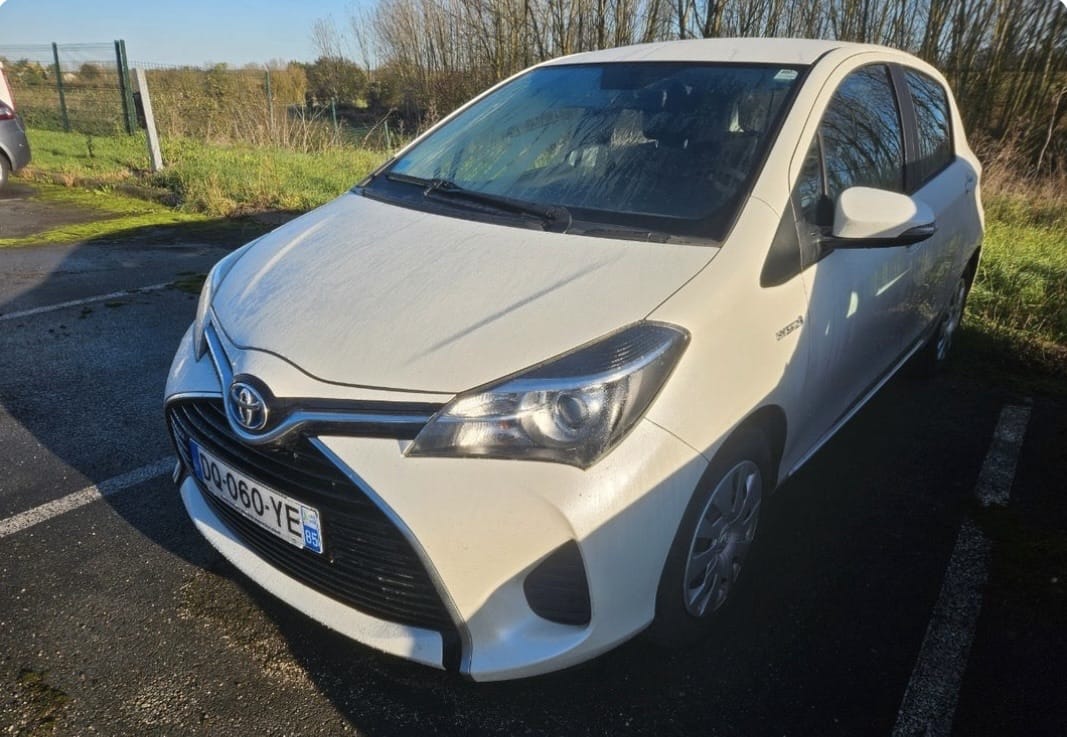 Toyota Yaris Hatchback, 2015, Essence 95 / Eléctrico (híbrido), Automático