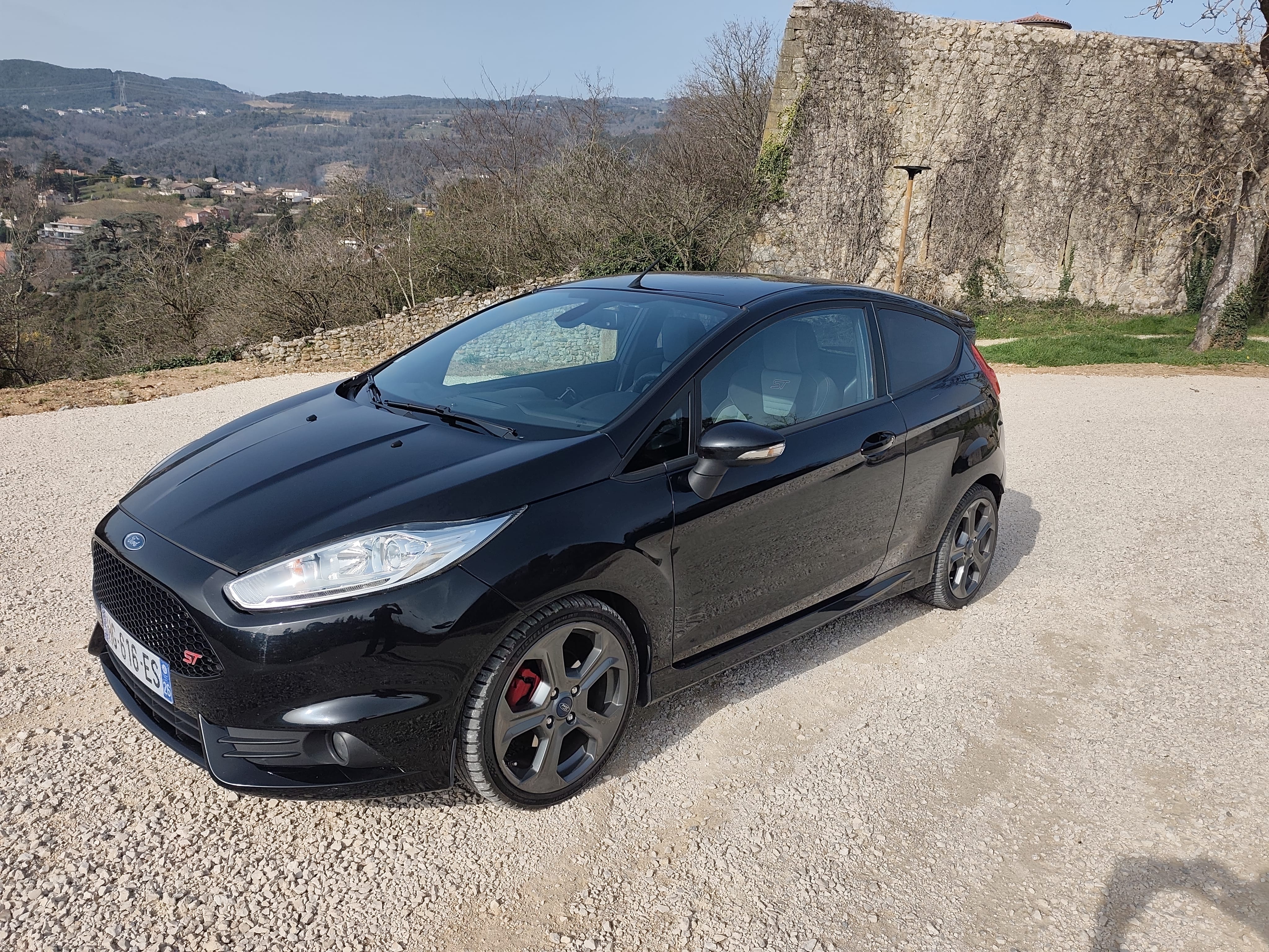 Ford Fiesta ST avec Autoradio