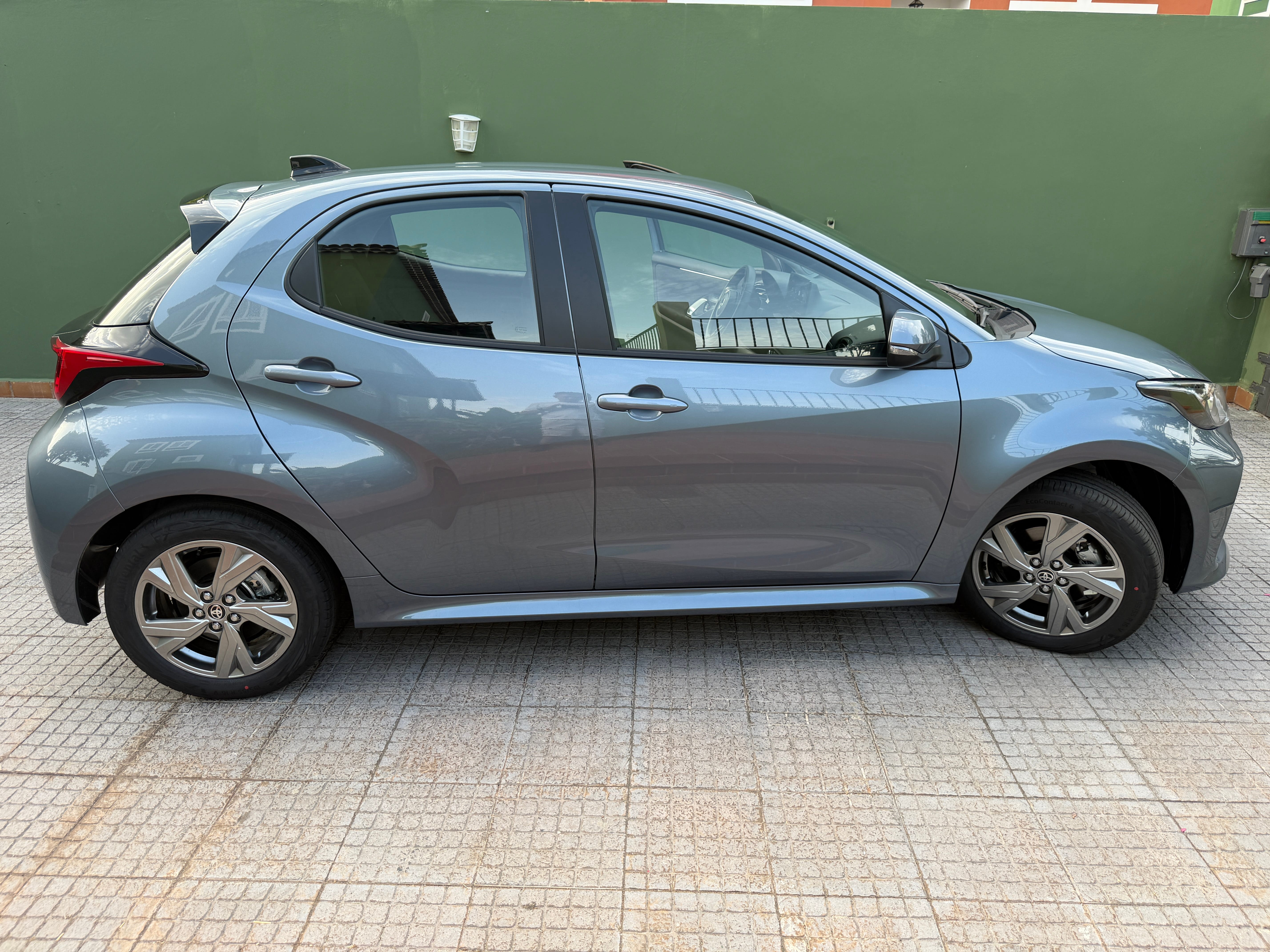 Toyota Yaris Híbrido Gasolina 95 con Aire acondicionado