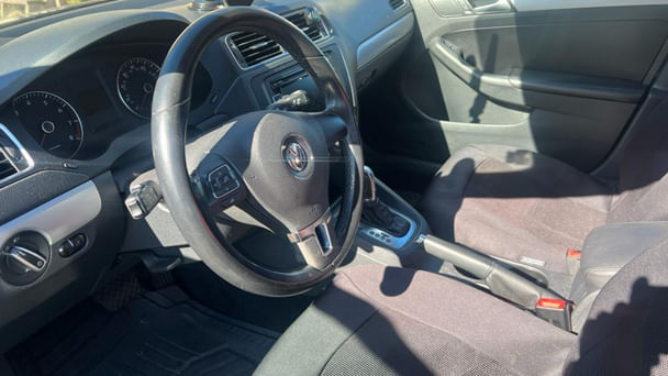 Volkswagen Jetta SE PZEV with Four-wheel drive