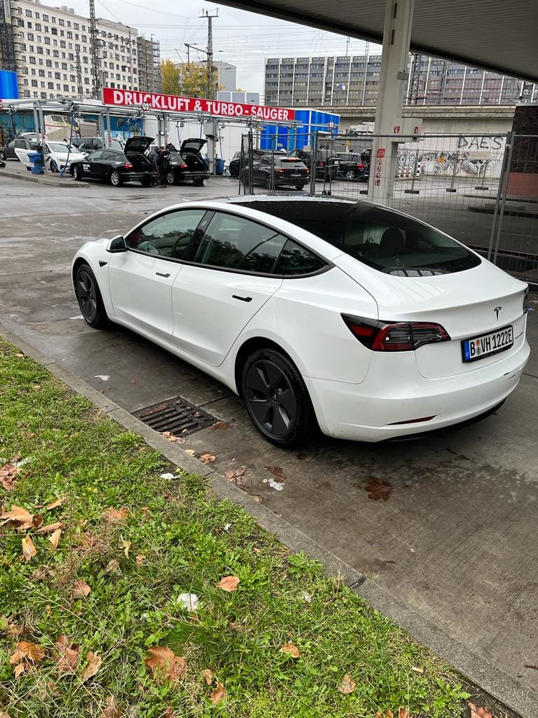 Tesla Model 3 mit Navigationsgerät