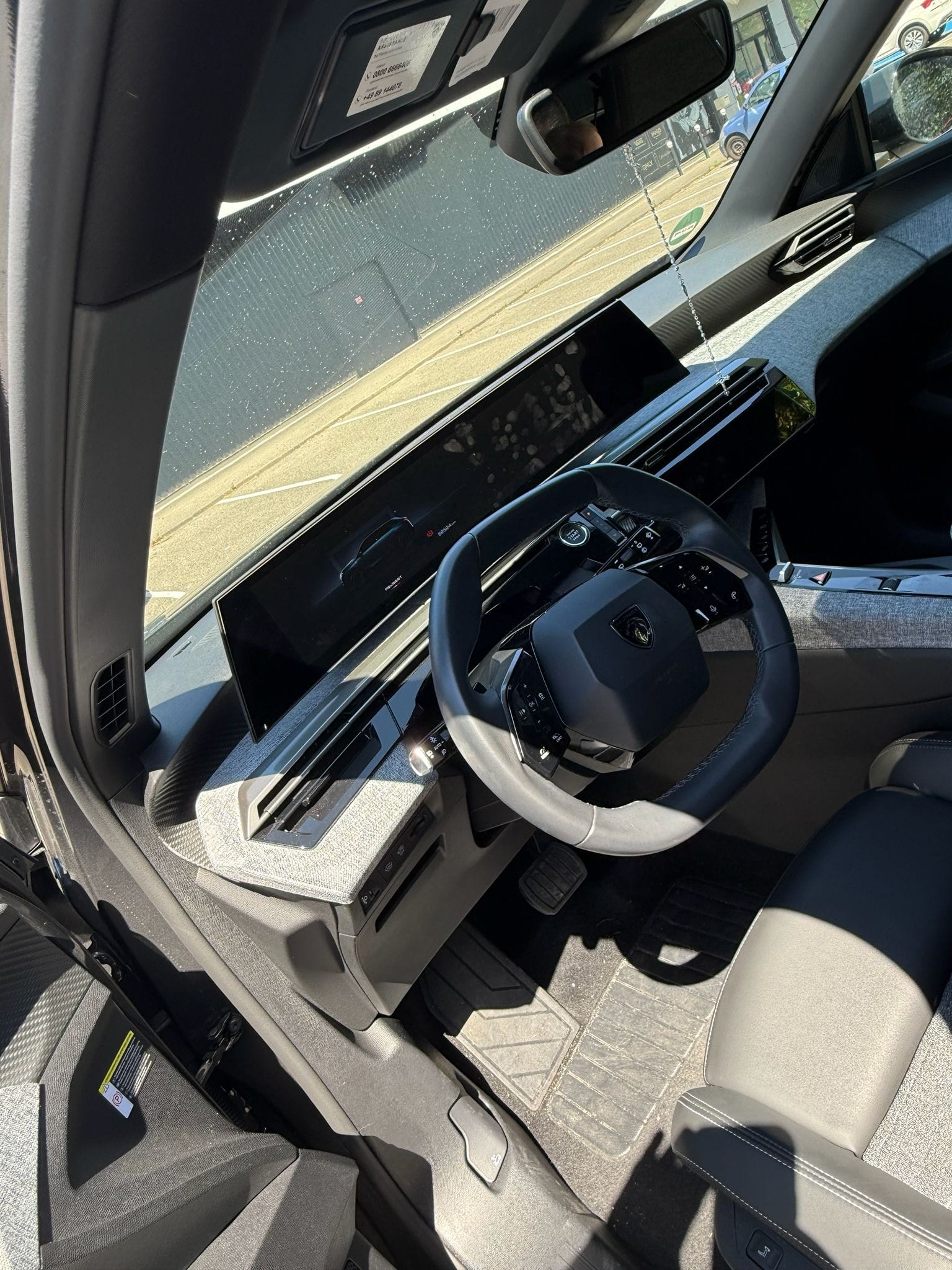 Peugeot 5008 mit Navigationsgerät