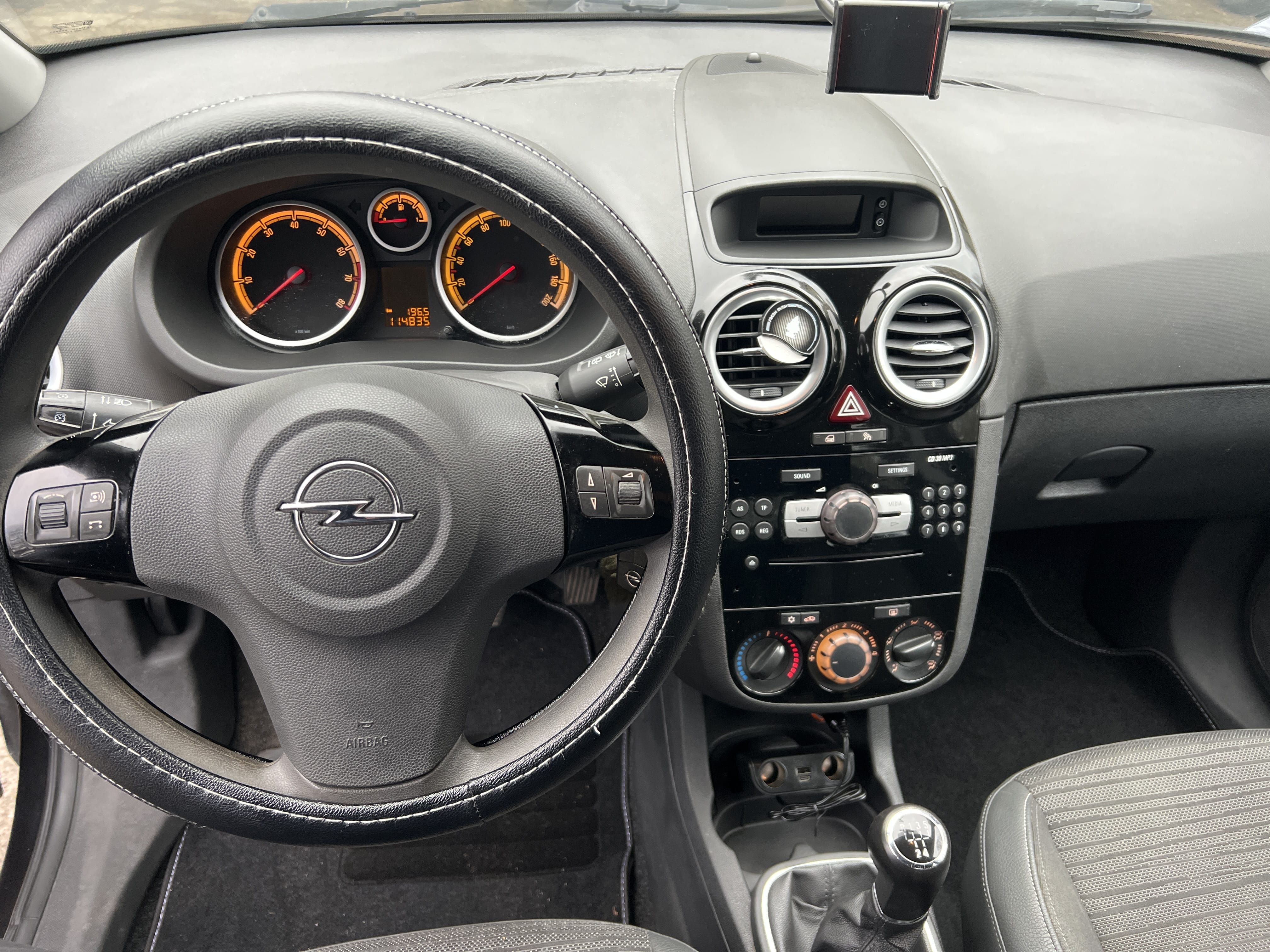 Opel Corsa avec Entrée audio / iPod