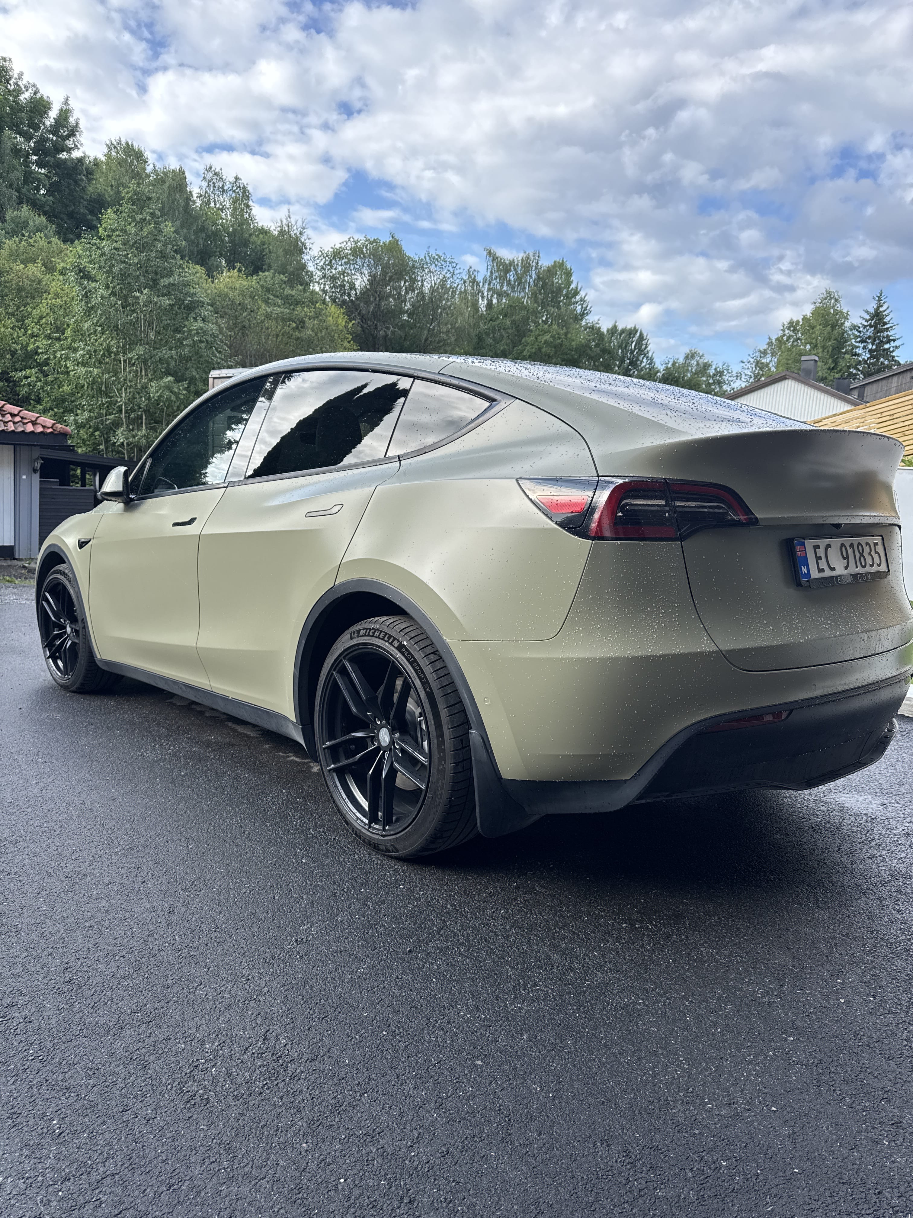 Tesla Model Y med GPS
