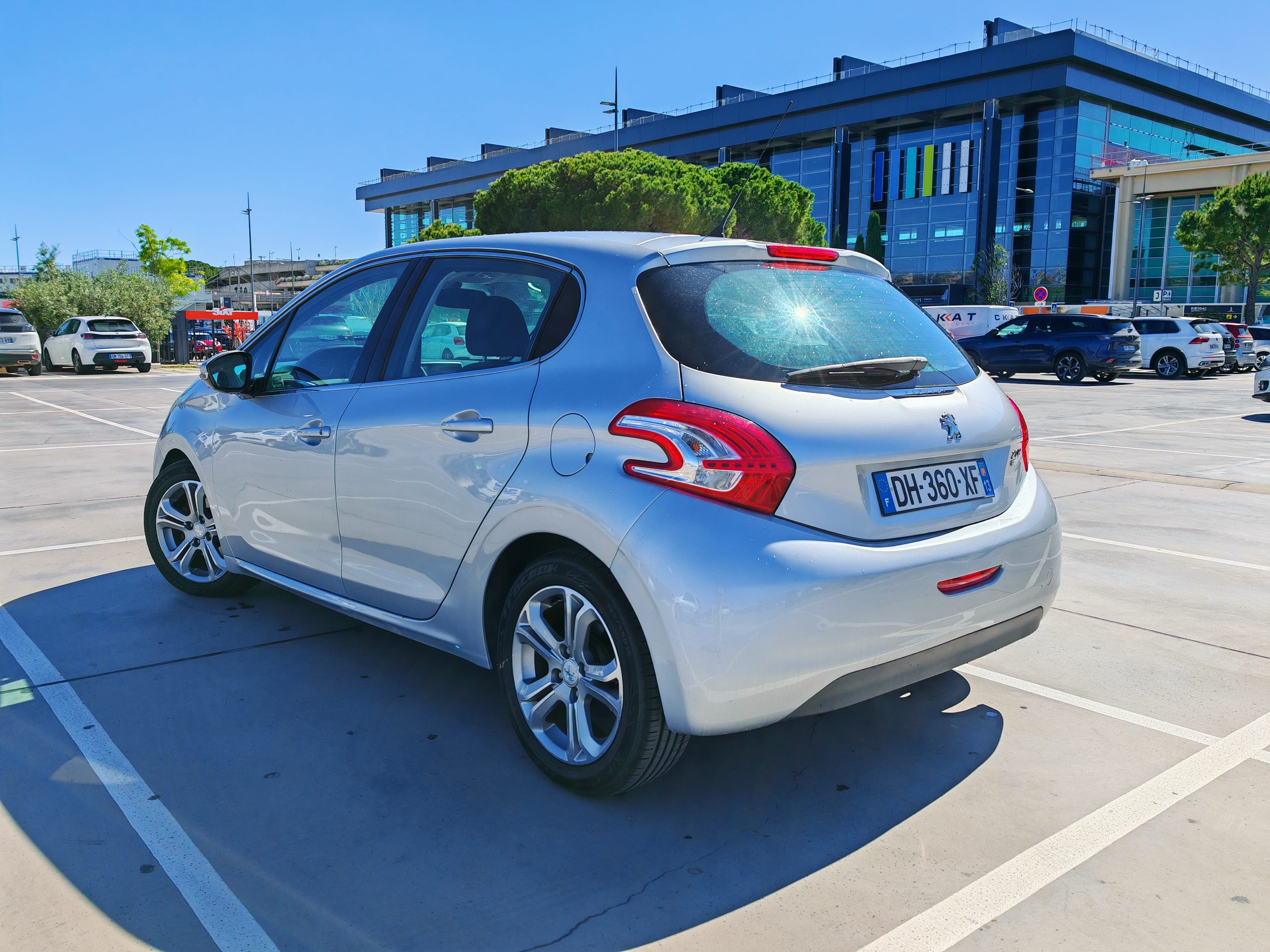 Peugeot 208 Gare Aix Tgv avec Siège bébé