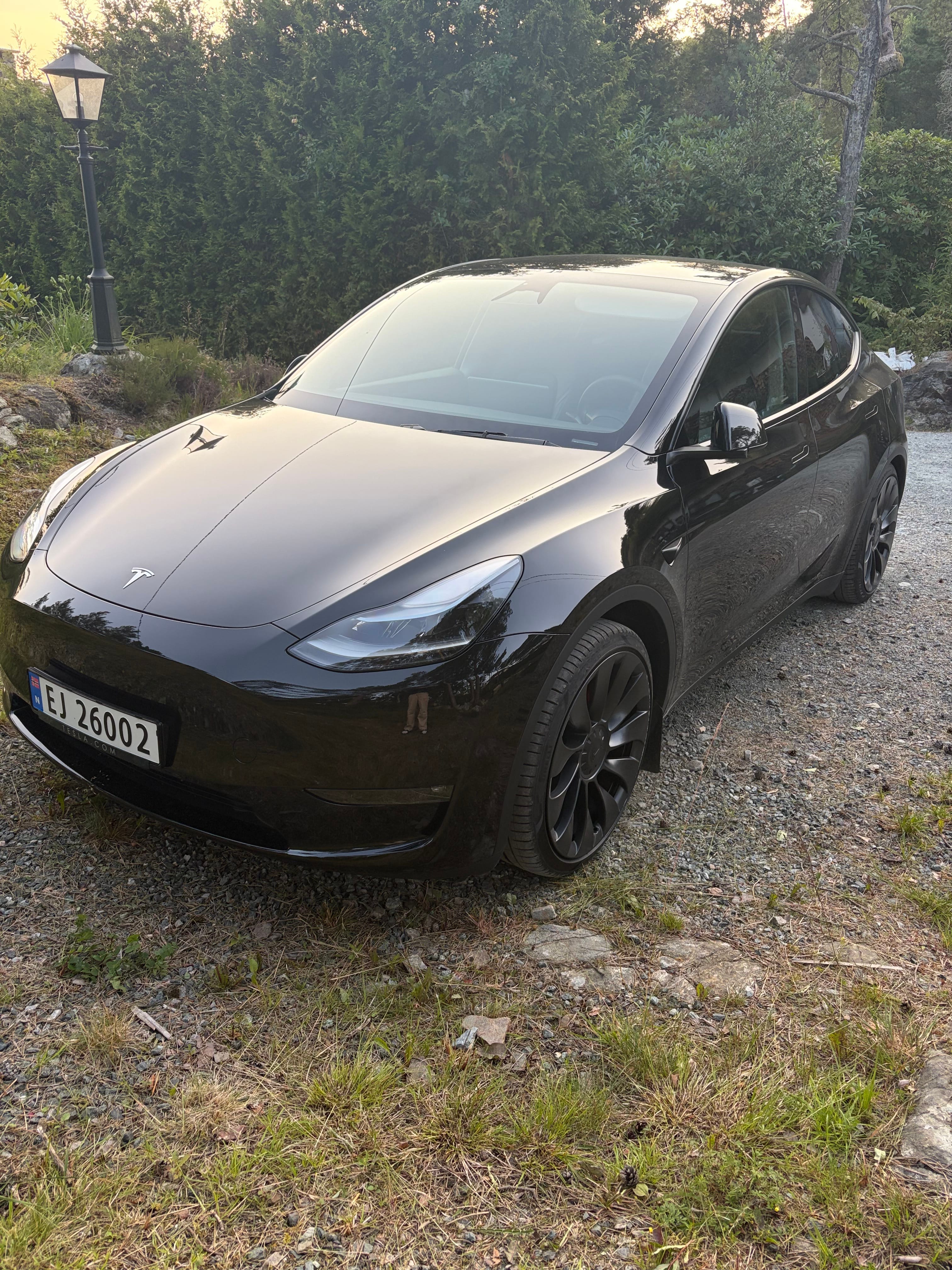 Tesla Model Y Performance med Tilhengerfeste