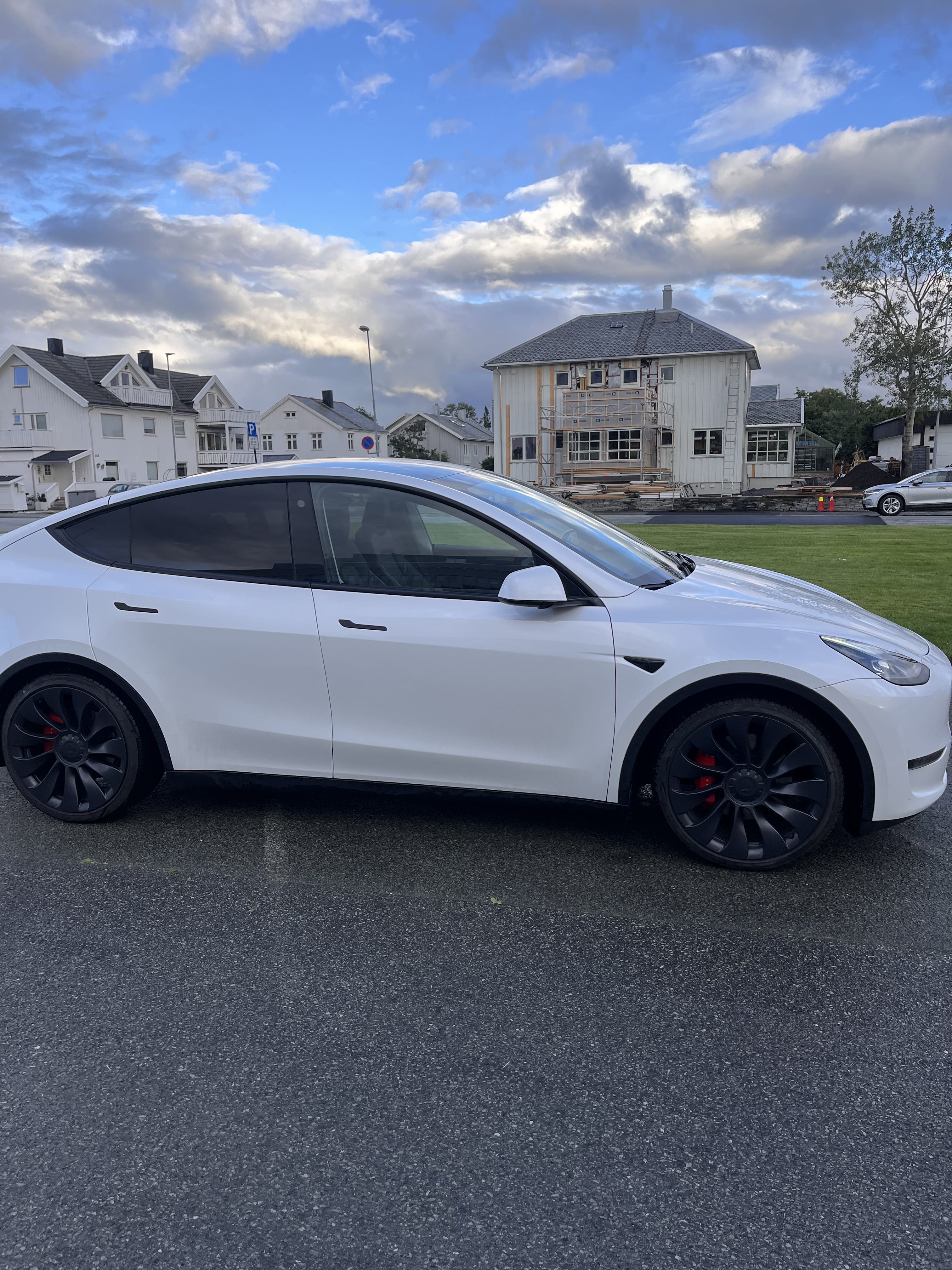 Tesla Model Y Performance med Aircondition
