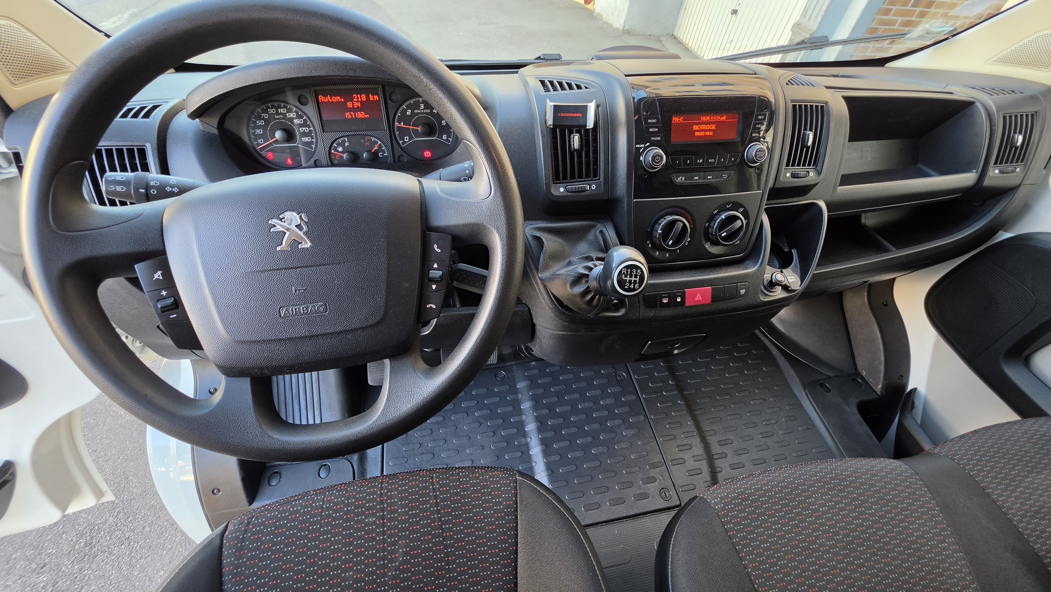 Peugeot Boxer Peugeot Boxer L1H1 – 8m3 - Réservation instantanée arrivée autonome avec Autoradio