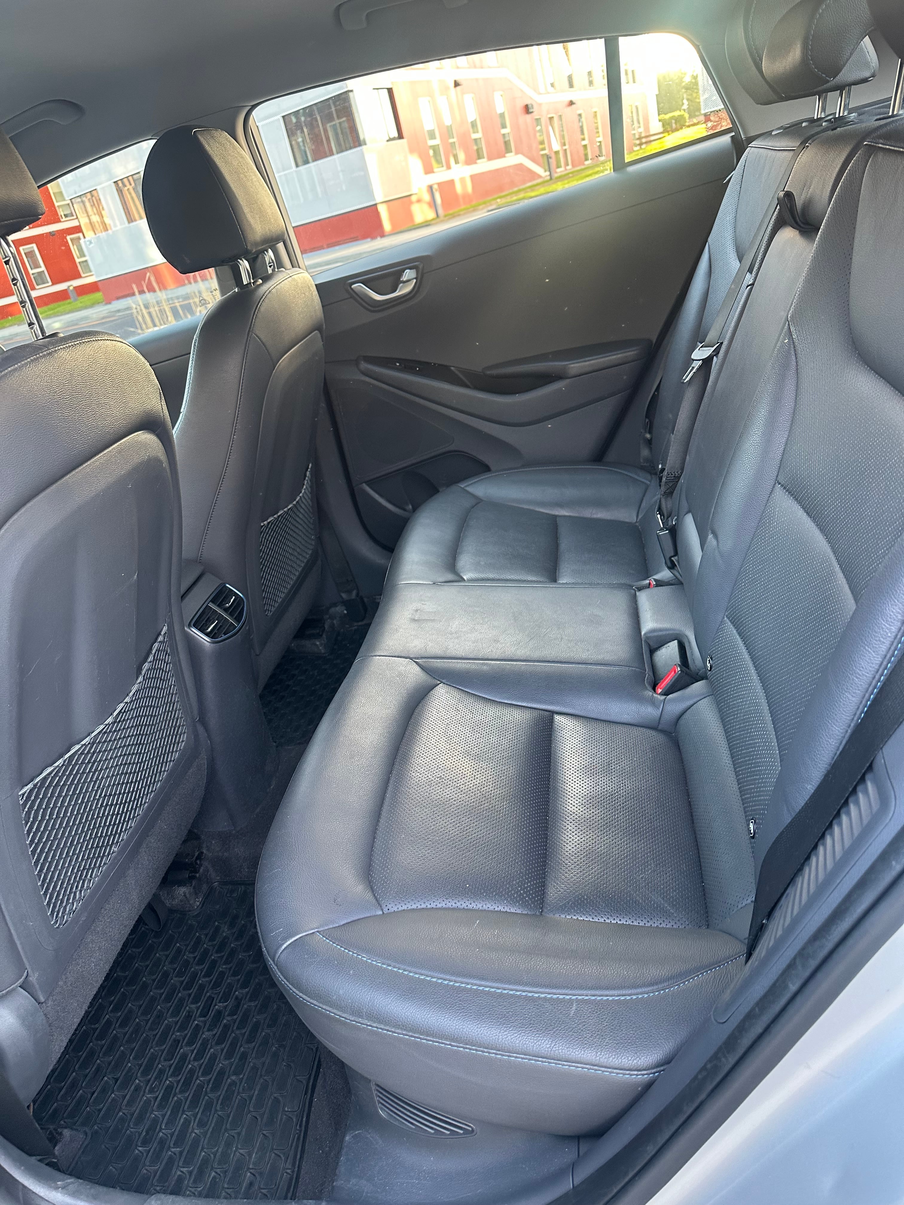 Hyundai Ioniq Hybrid Blue med Bluetooth audio