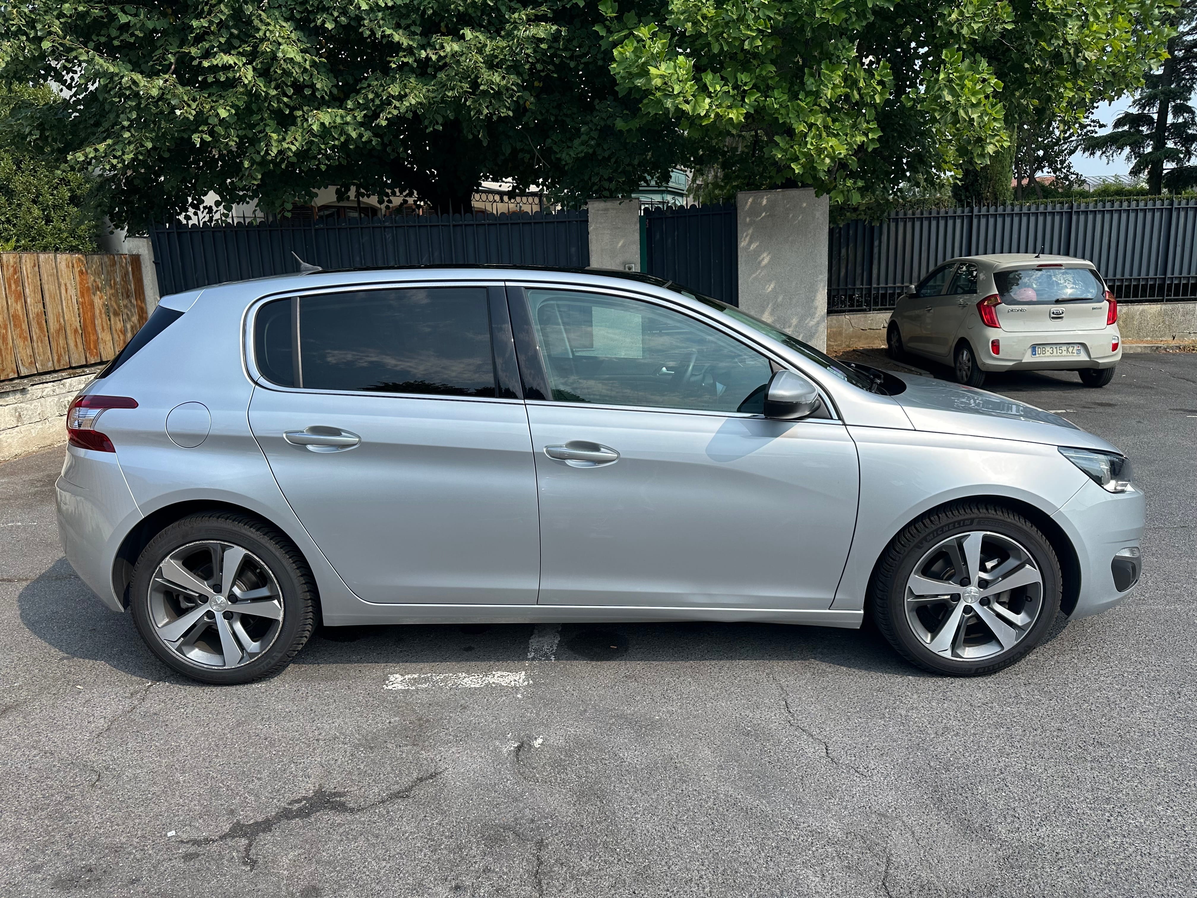 Peugeot 308 with USB charging ports
