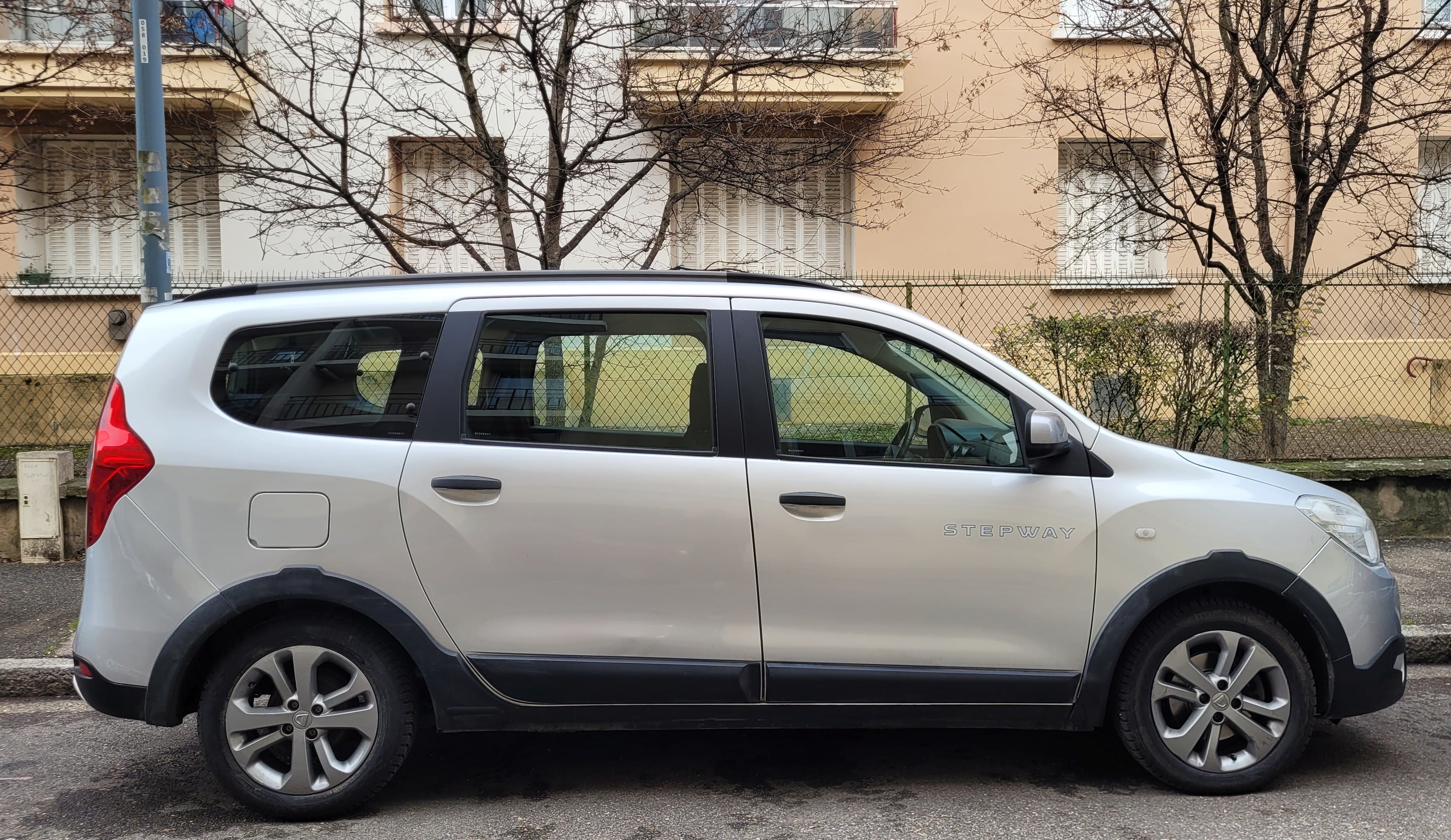 Dacia Lodgy Stepway 7 places, spacieuse et économique, Crit’Air 1 avec Climatisation