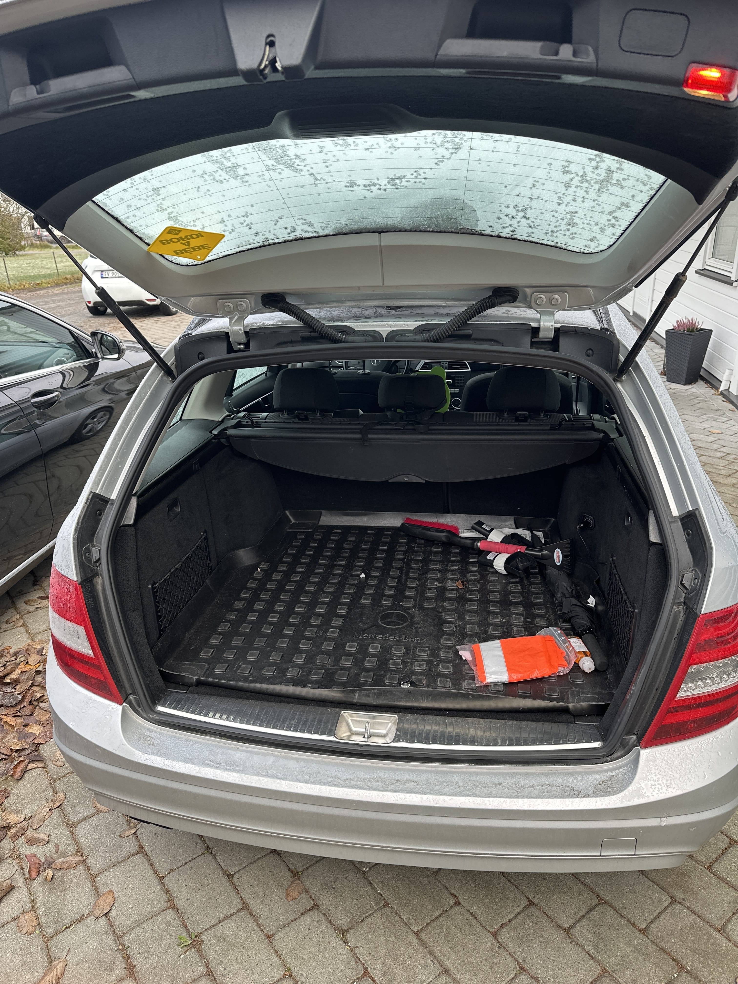 Mercedes-Benz C-Klasse with Audio / iPod input