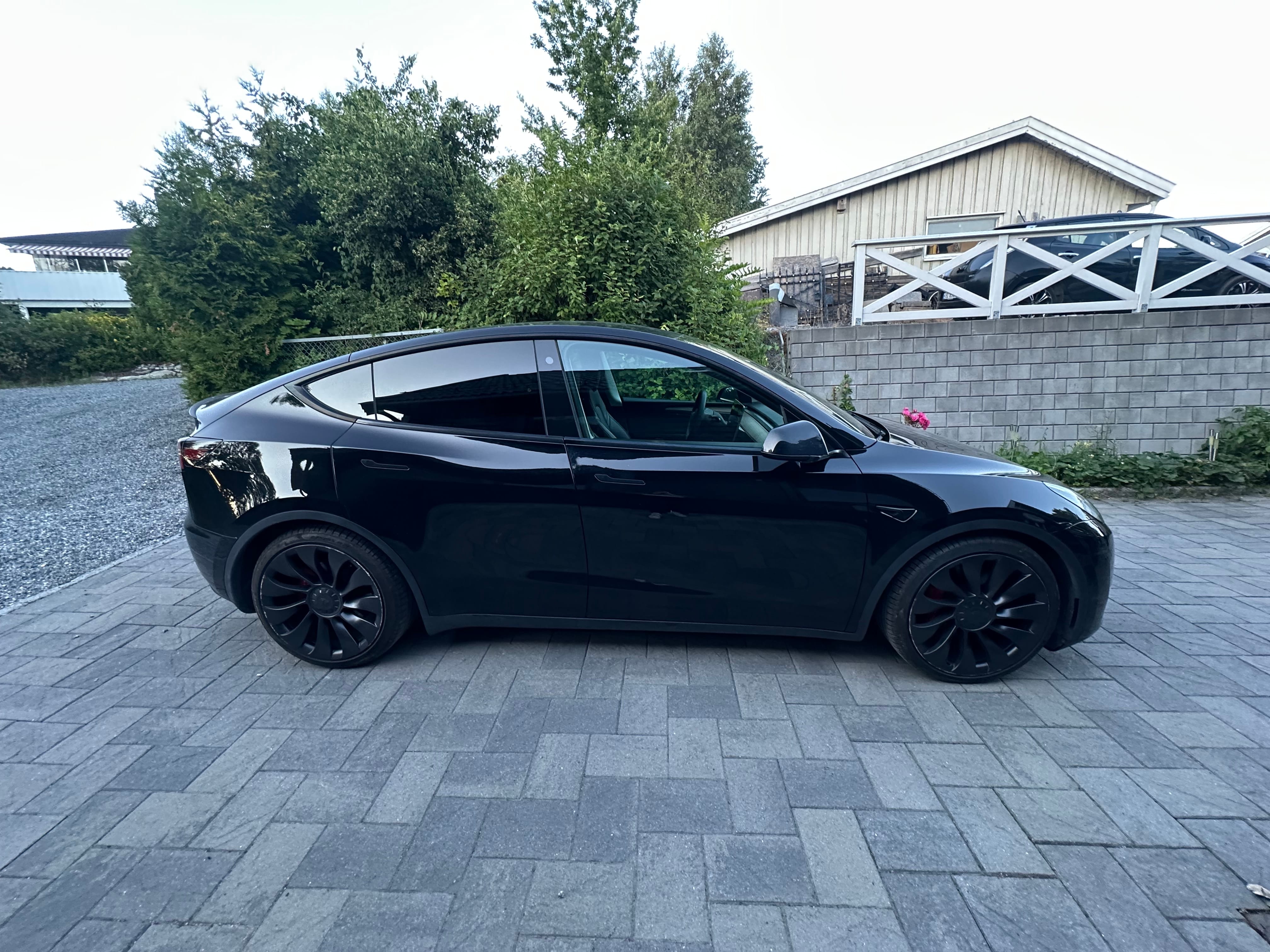 Tesla Model Y Performance med Aircondition