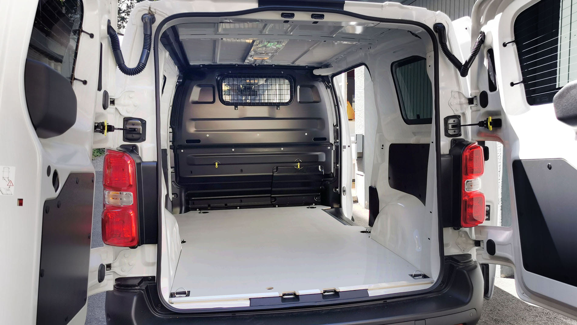 Opel Vivaro mit Navigationsgerät