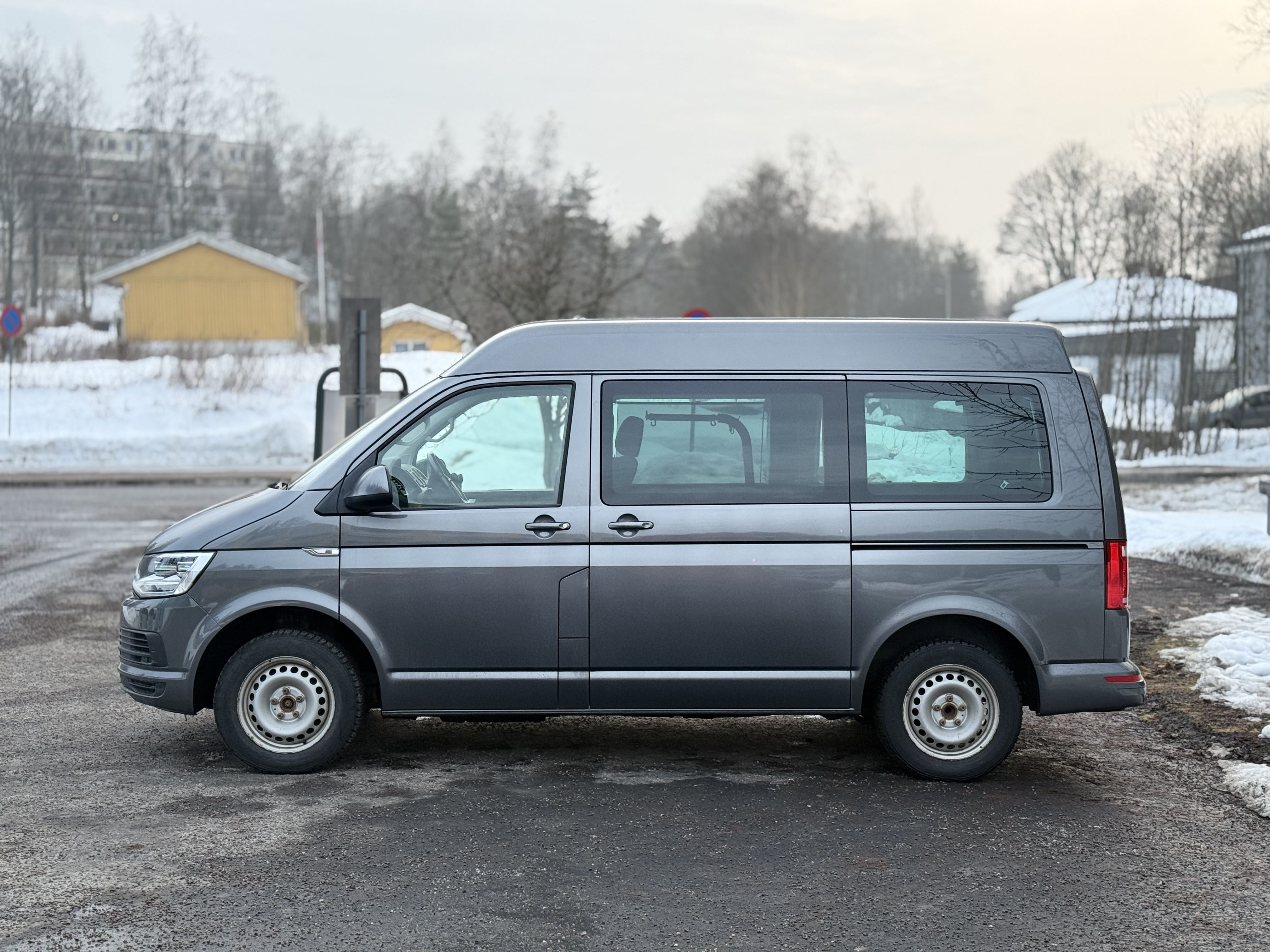 Volkswagen Caravelle 9 seter Automat gir with Air conditioning