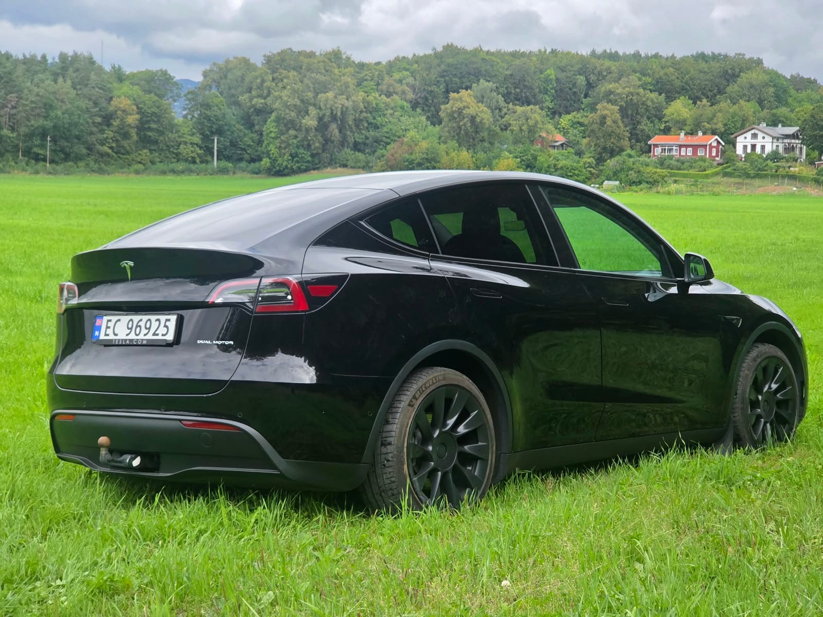 Tesla Model Y Long Range AWD med GPS