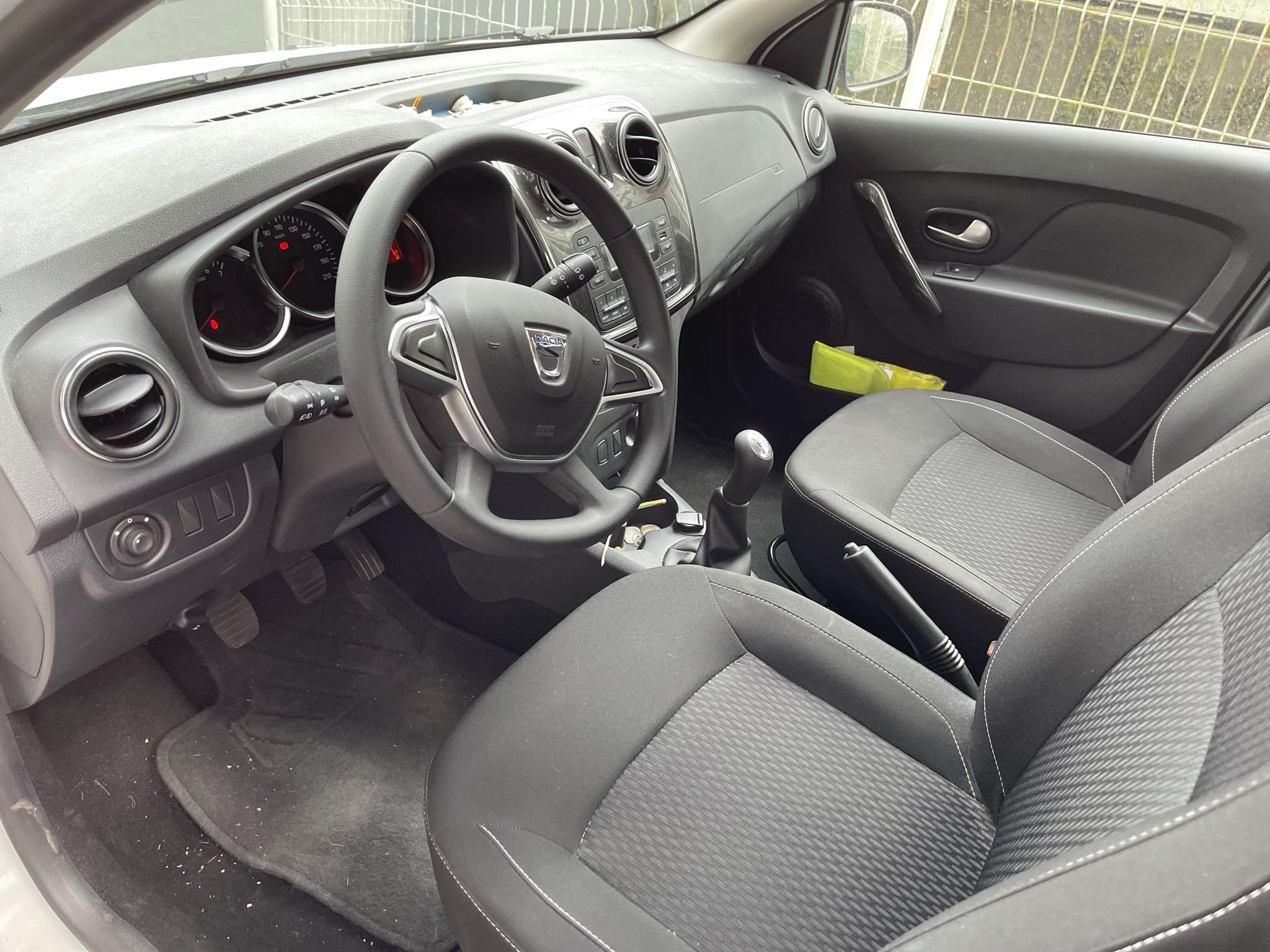 Dacia Sandero  Louez la Dacia Sandero – Spacieuse, Confortable et Économique ! avec Entrée audio / iPod