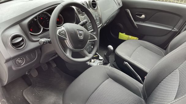 Dacia Sandero Louez la Dacia Sandero – Spacieuse, Confortable et Économique ! avec Entrée audio / iPod