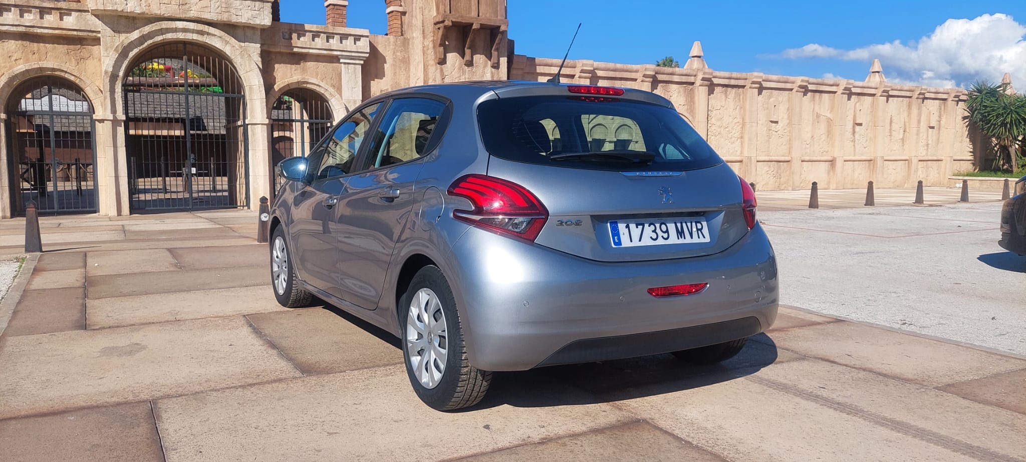 Peugeot 208 mit Navigationsgerät