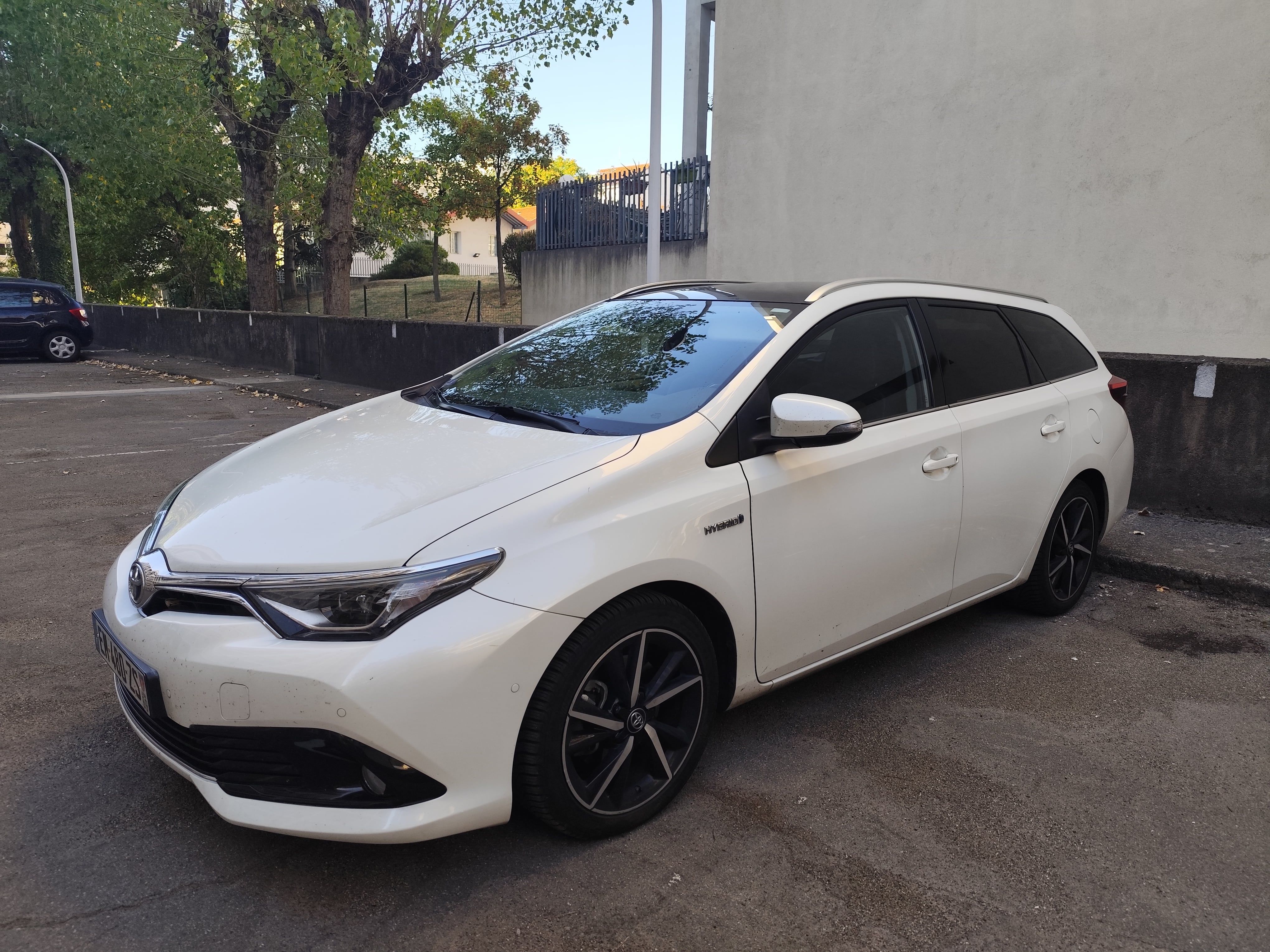 Toyota Auris Touring Sports, 2017, Essence 95 / Électrique (hybride), automatique