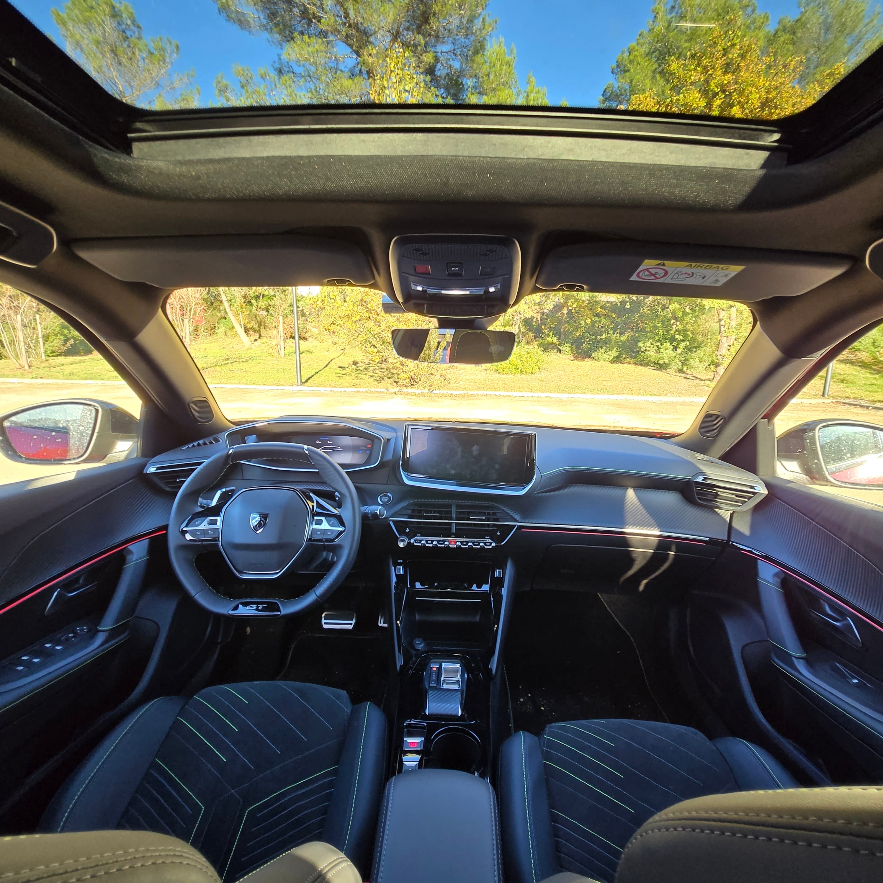 Peugeot 2008 GT hybride • Toit Pano • Caméra 360 HD • Alcantara avec GPS