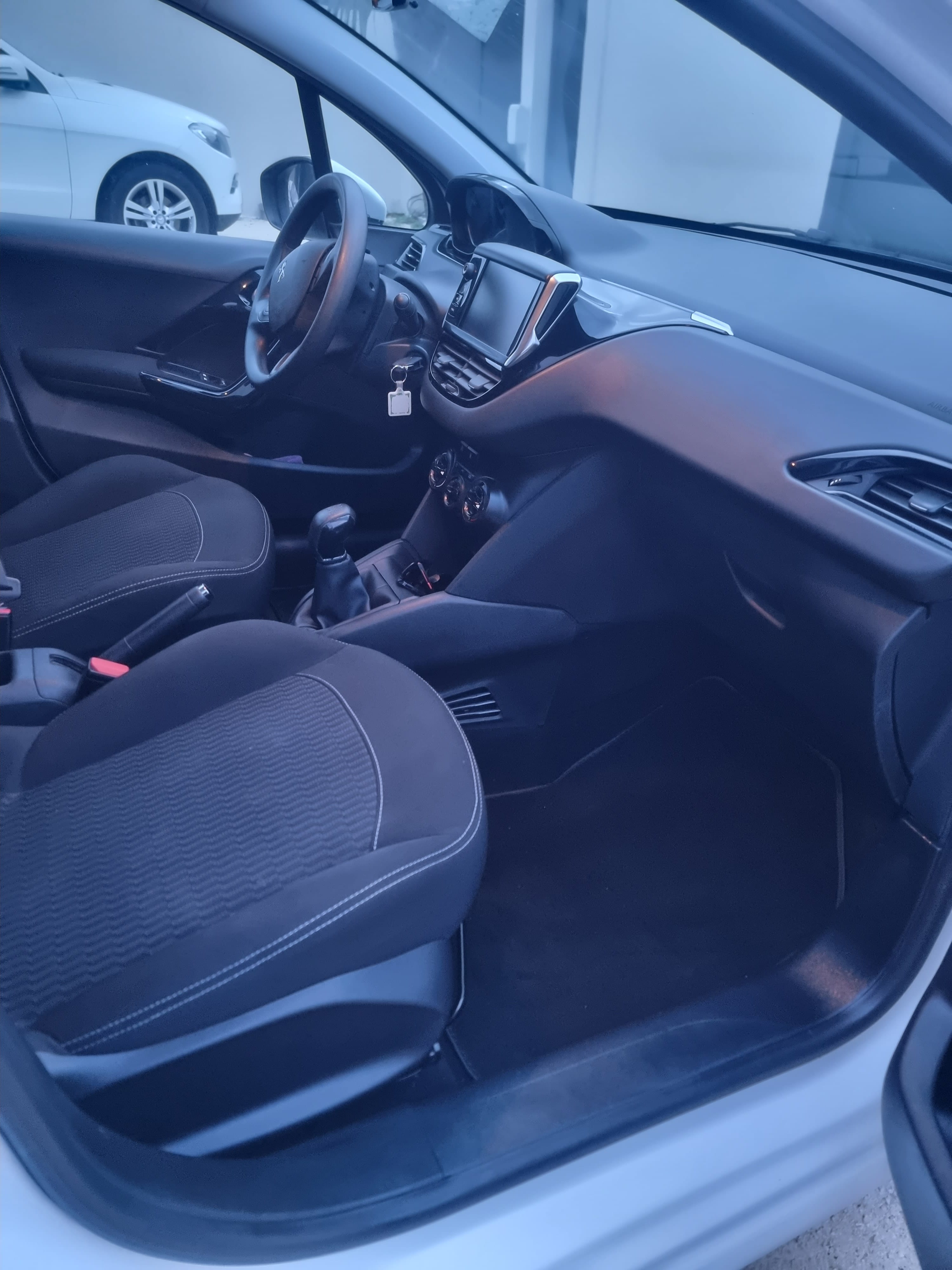 Peugeot 208 vti avec GPS