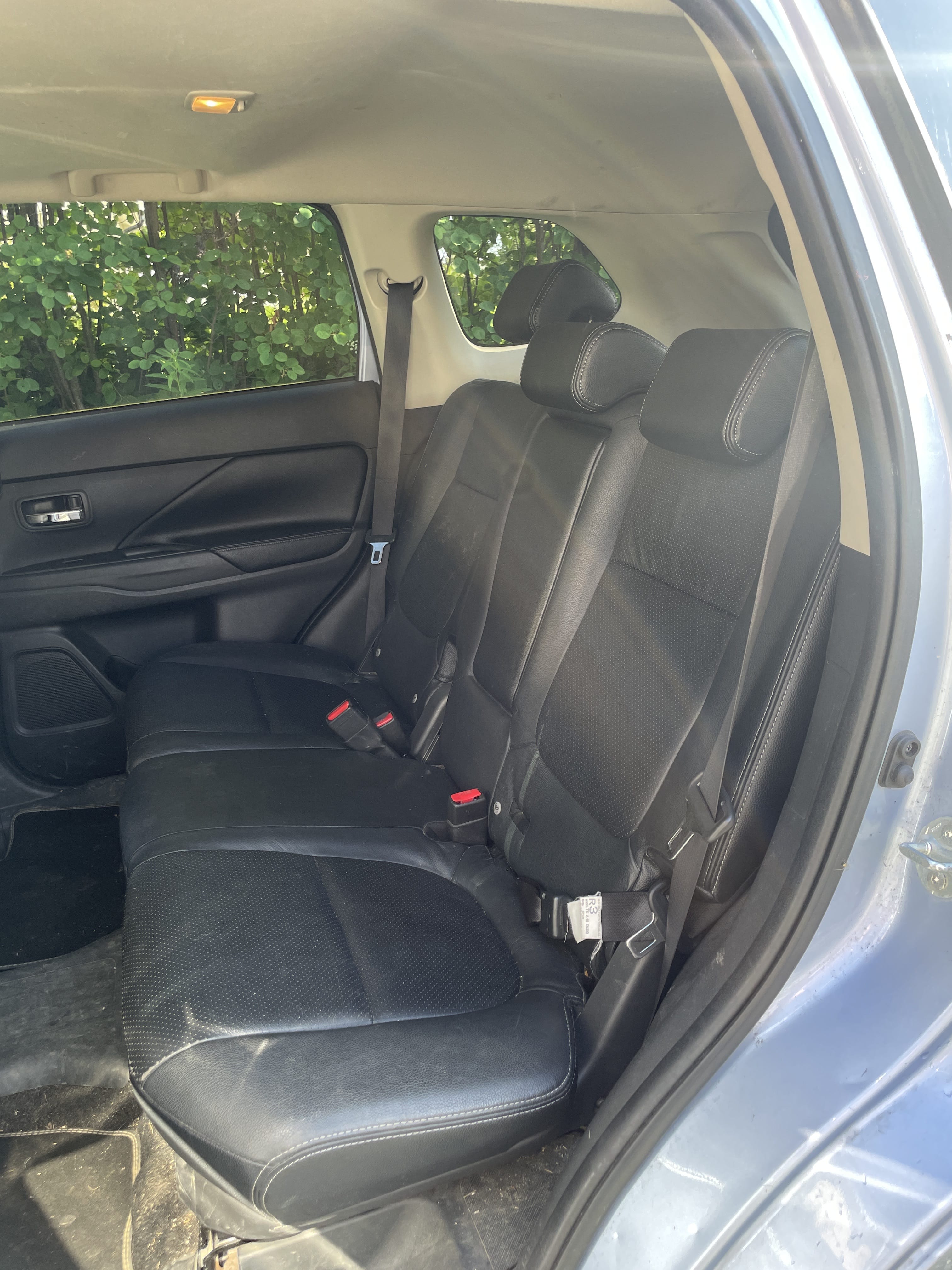 Mitsubishi Outlander PHEV SE with Bluetooth audio