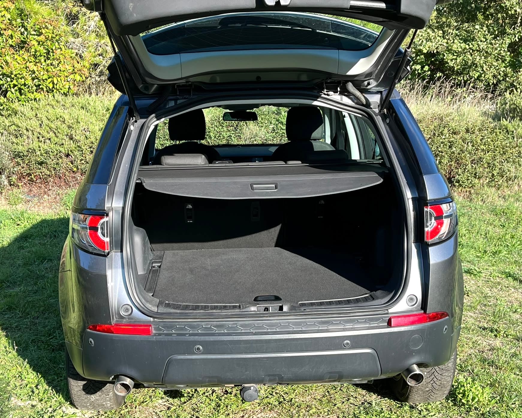 Land-Rover Discovery Sport SE with USB charging ports