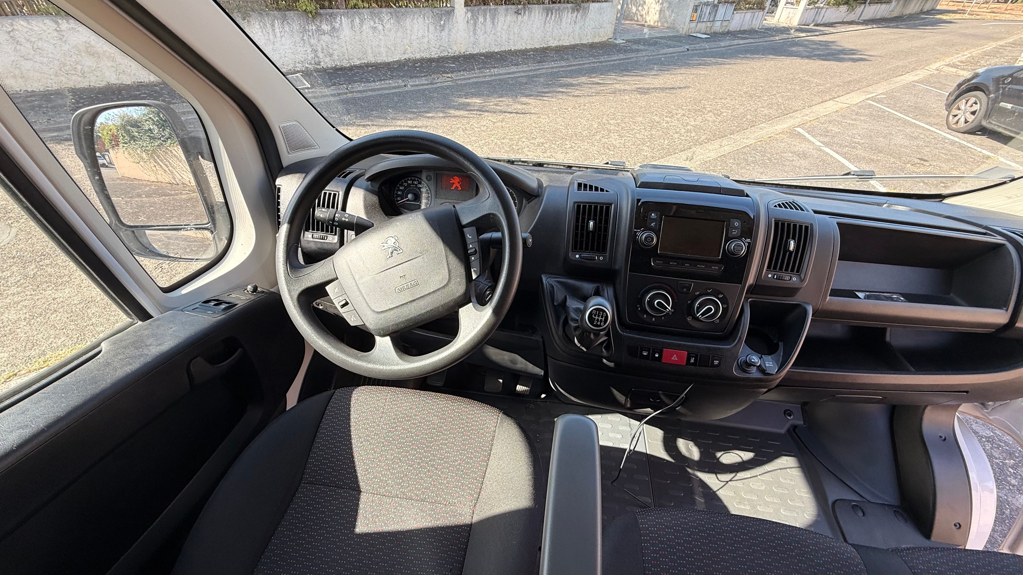 Peugeot Boxer avec Autoradio
