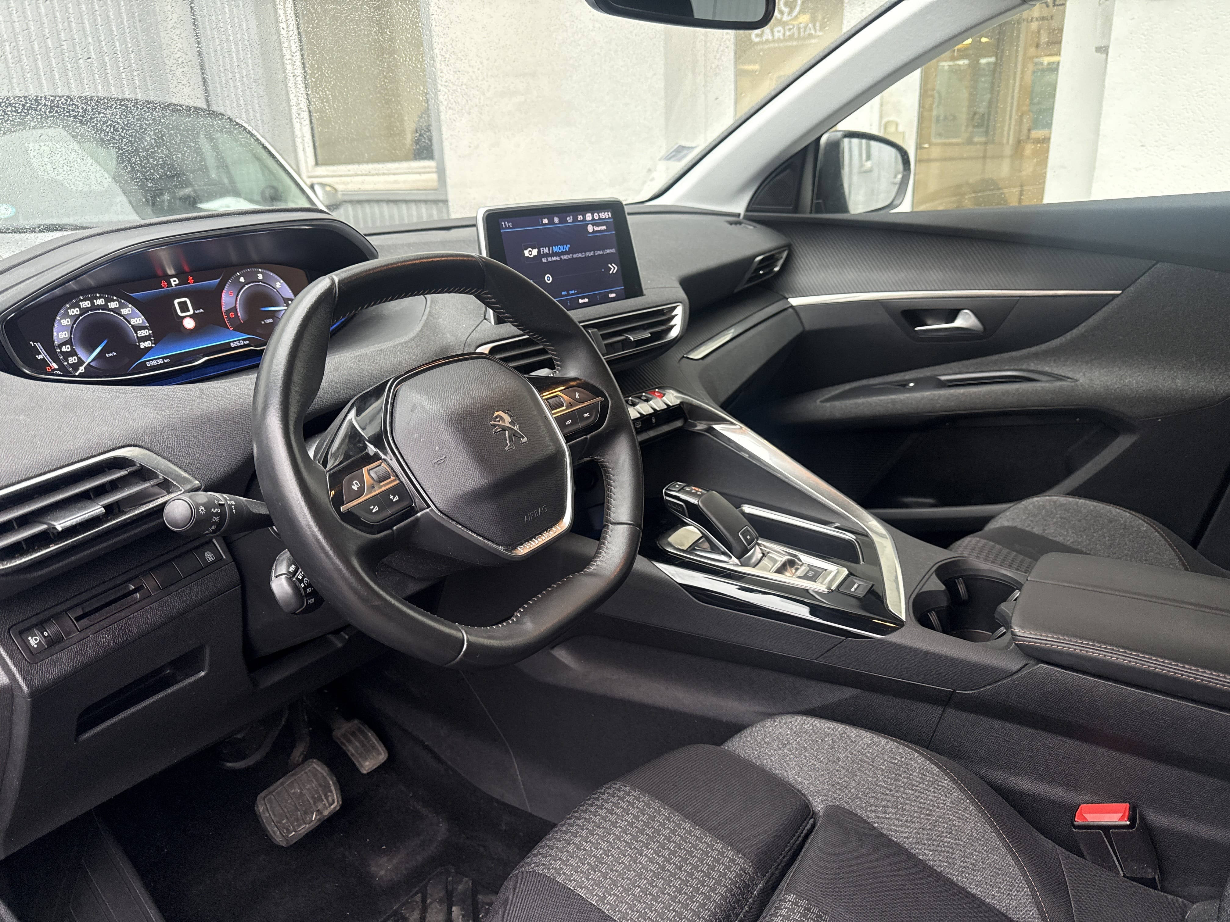 Peugeot 5008 avec GPS