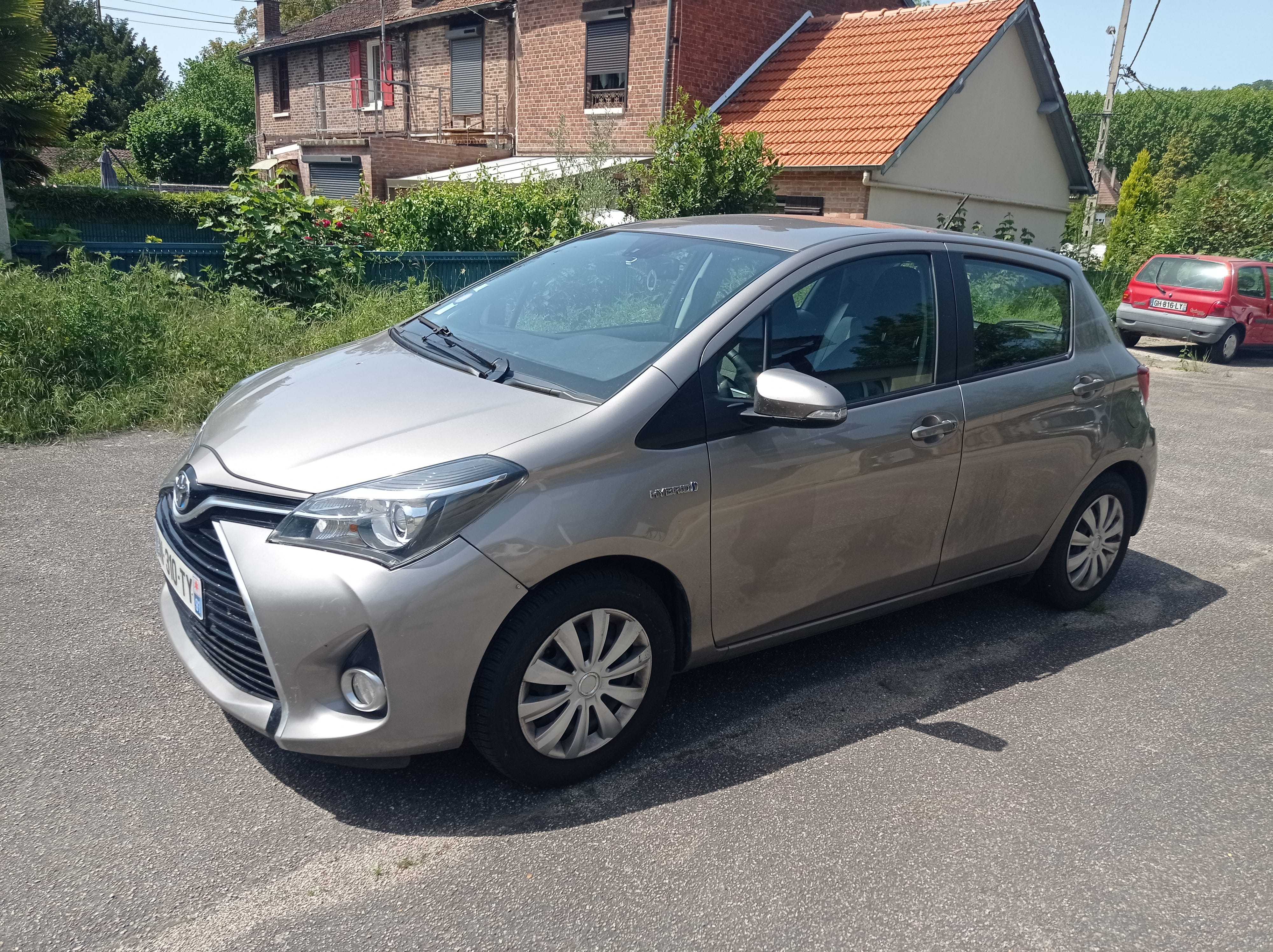 Toyota Yaris Hybride, 2015, Essence 95 / Électrique (hybride), automatique