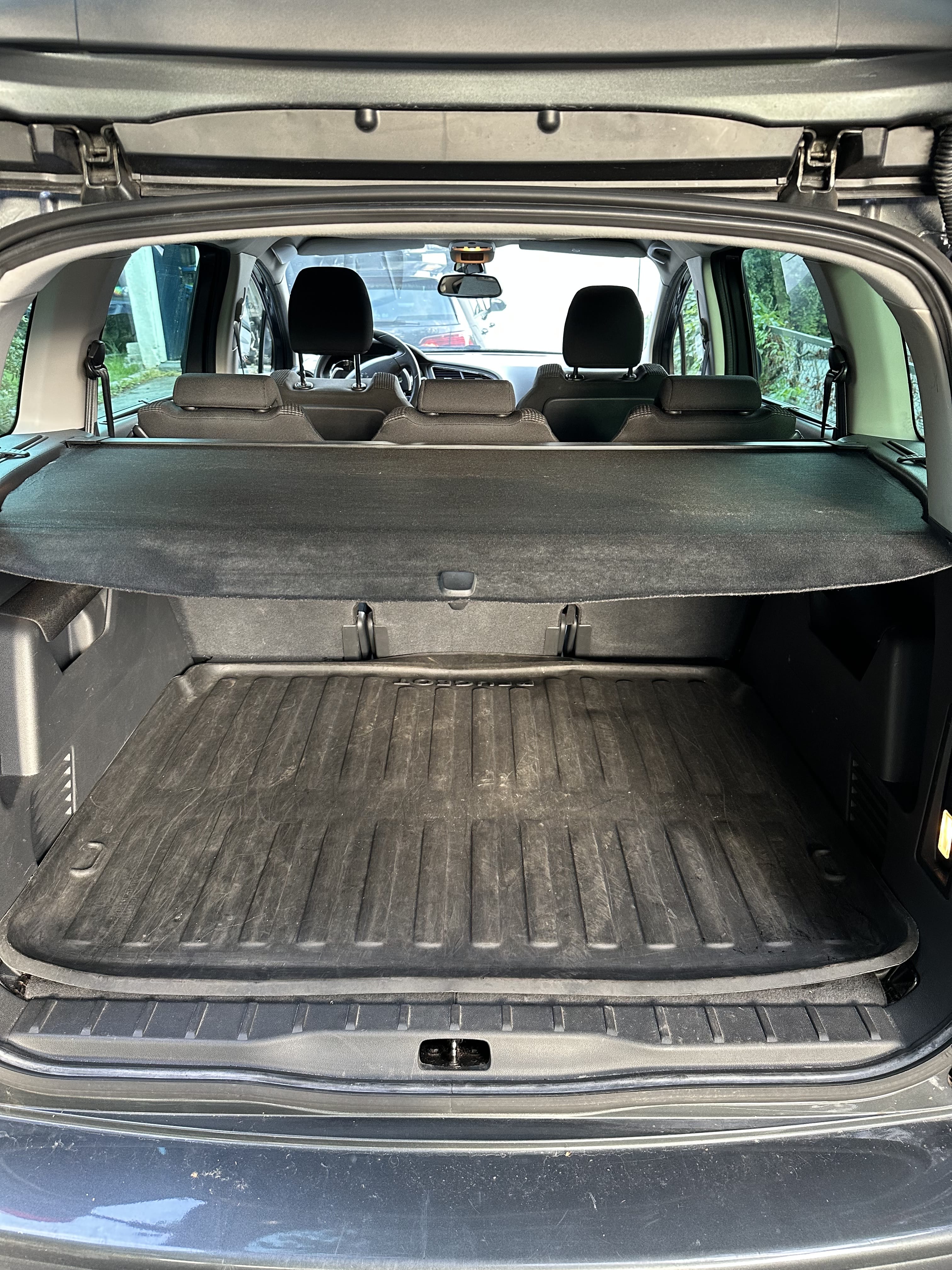Peugeot 5008 with Audio / iPod input