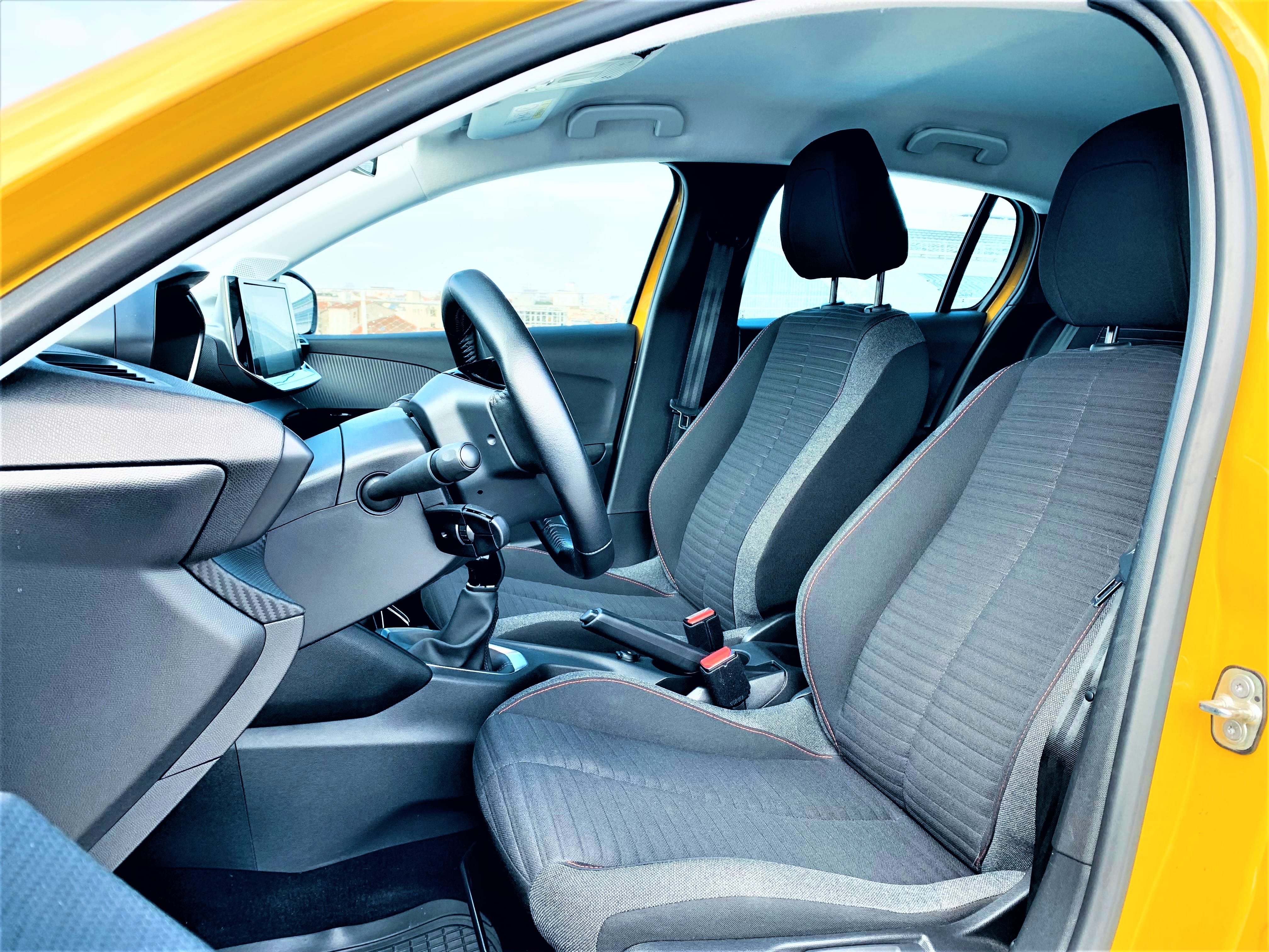 Peugeot 208 II Active 5 portes (Gare de Bordeaux) 023 avec Apple CarPlay