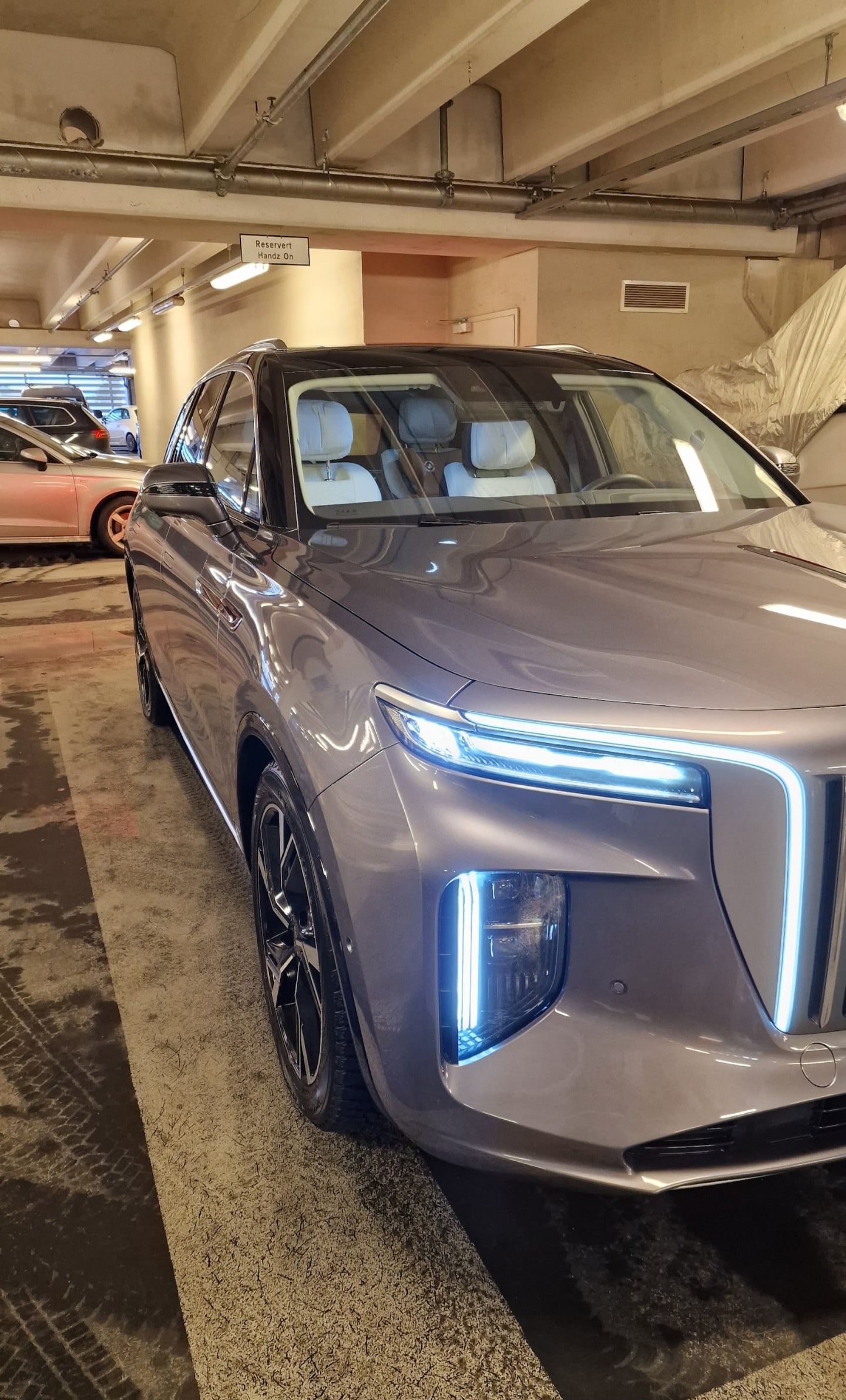 Hongqi E-HS9 med GPS