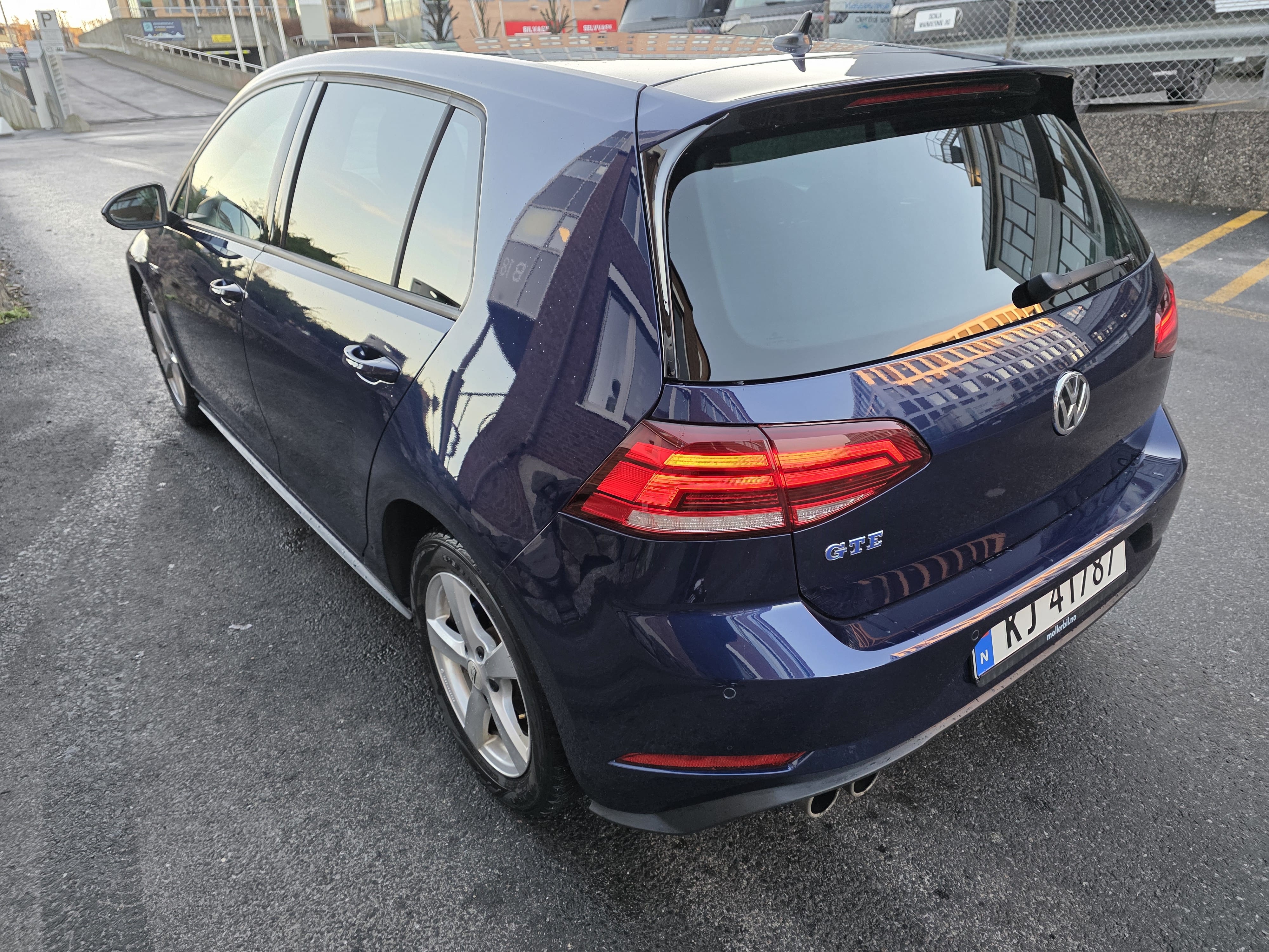 Volkswagen Golf GTE with Cruise control