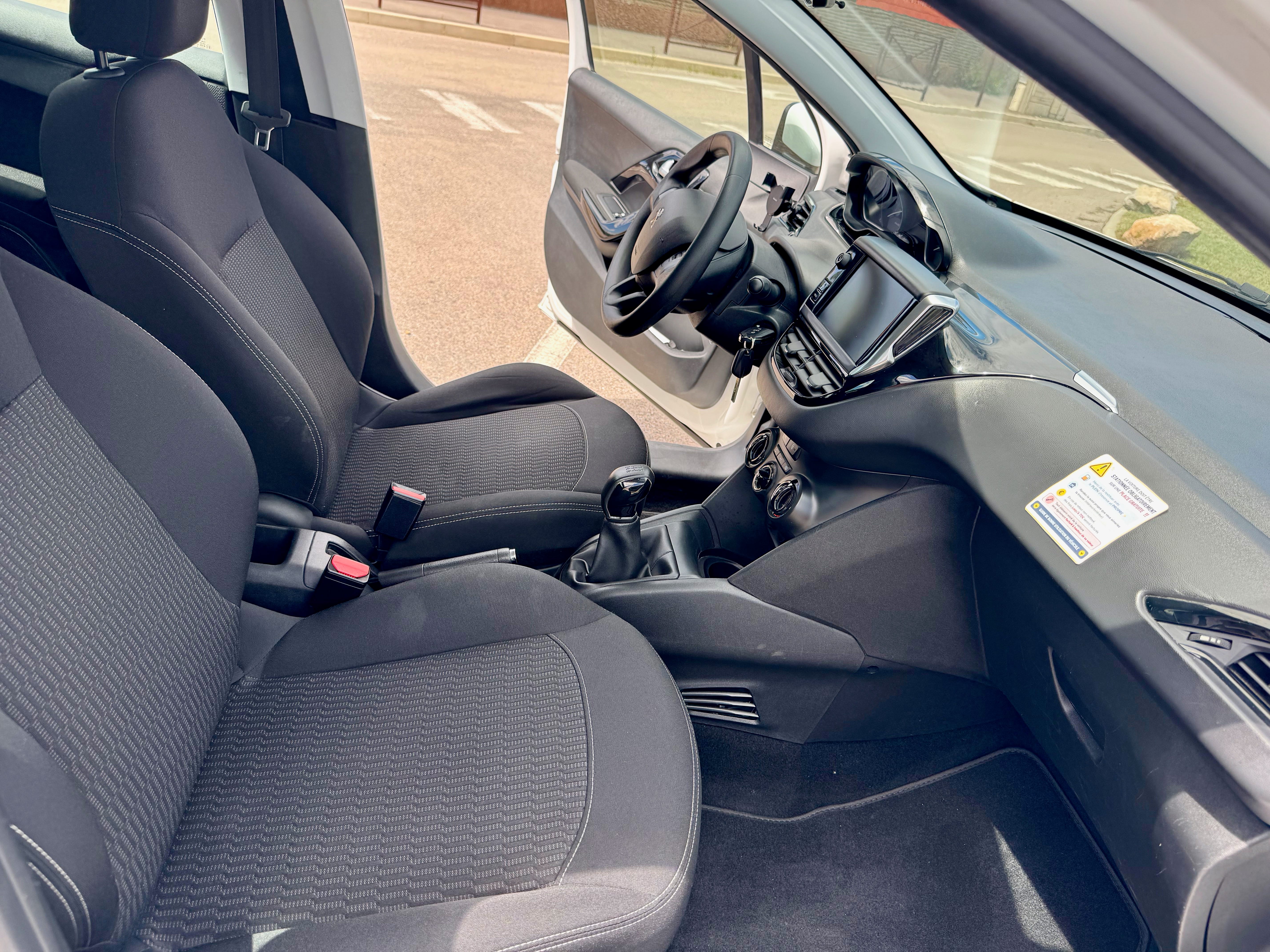 Peugeot 208 1.5 HDI - 5 PORTES - CLIMATISATION - ECRAN TACTILE - BLUETOOTH avec Port USB