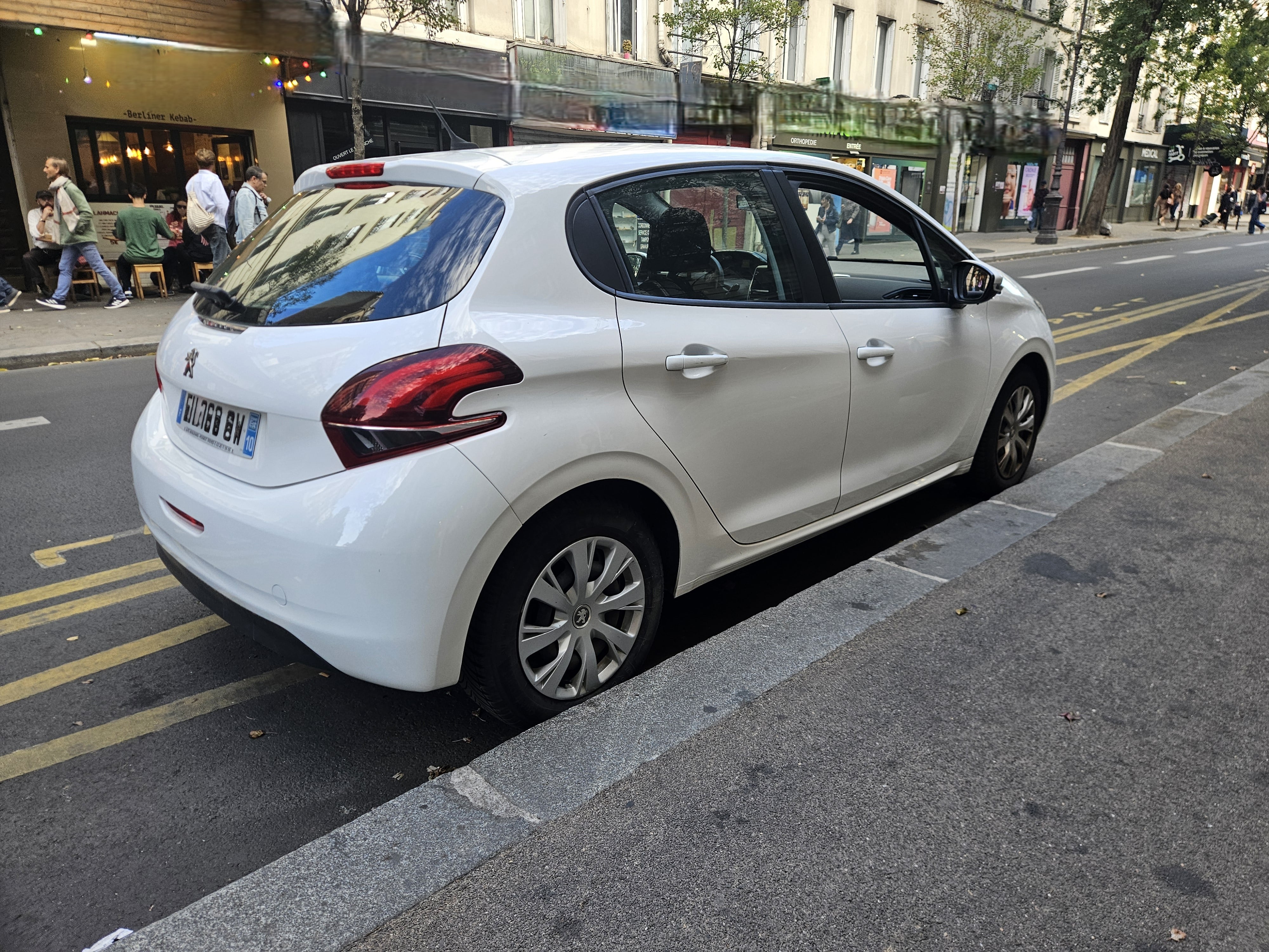 Peugeot 208 Phase II with Android Auto