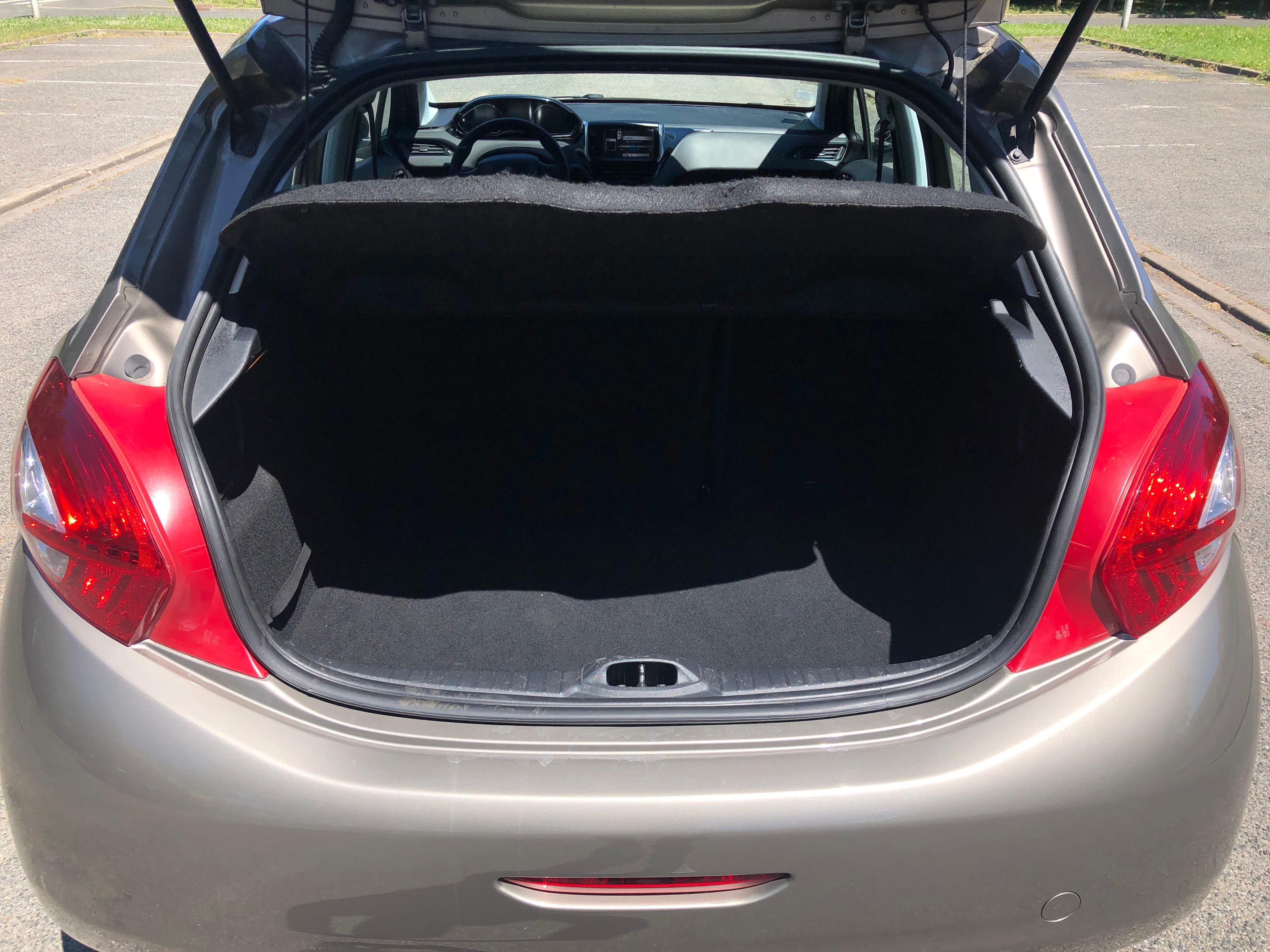 Peugeot 208 Technologique et climatisée avec Entrée audio / iPod