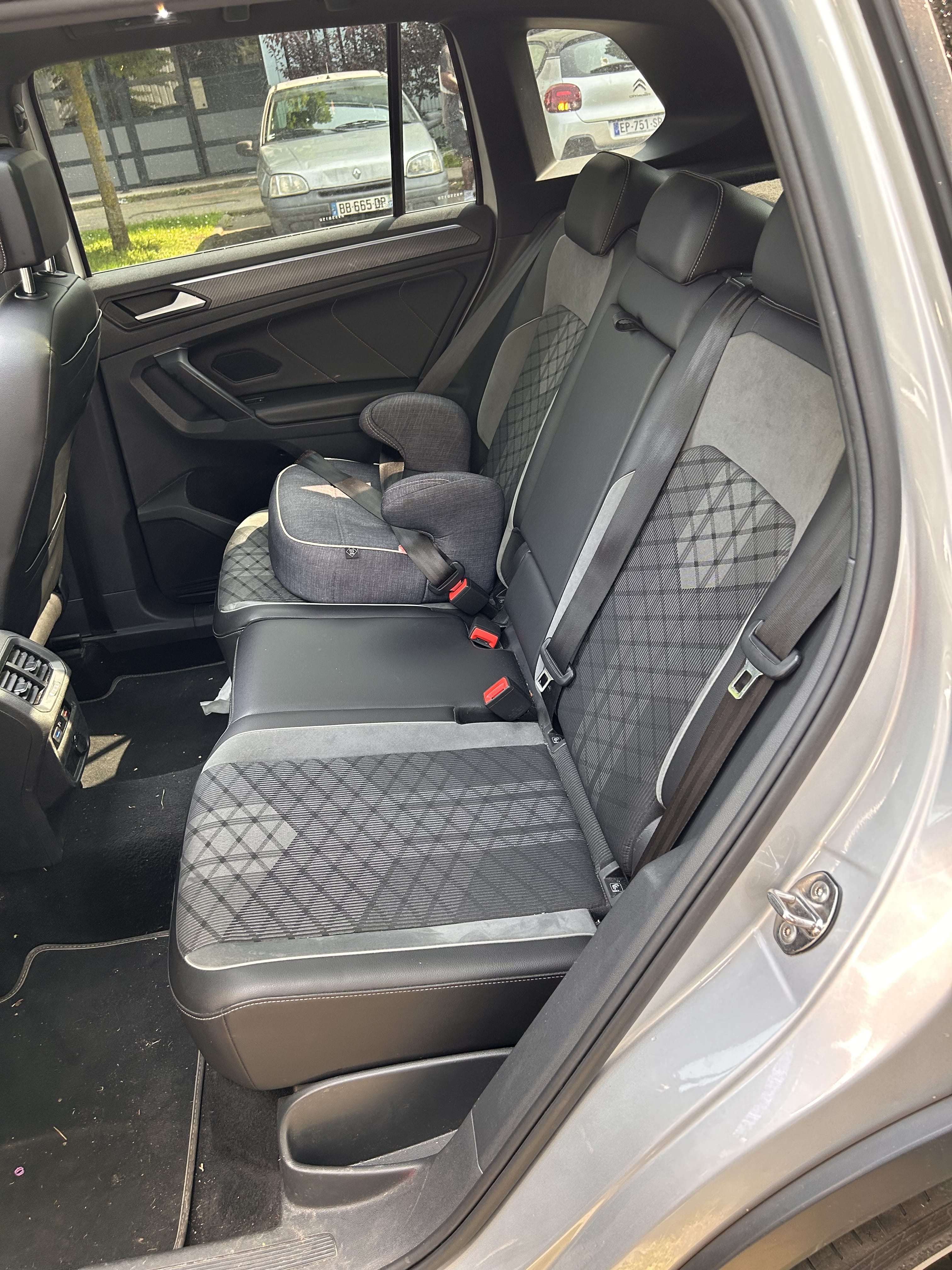 Volkswagen Tiguan SE R-LINE Black avec Entrée audio / iPod