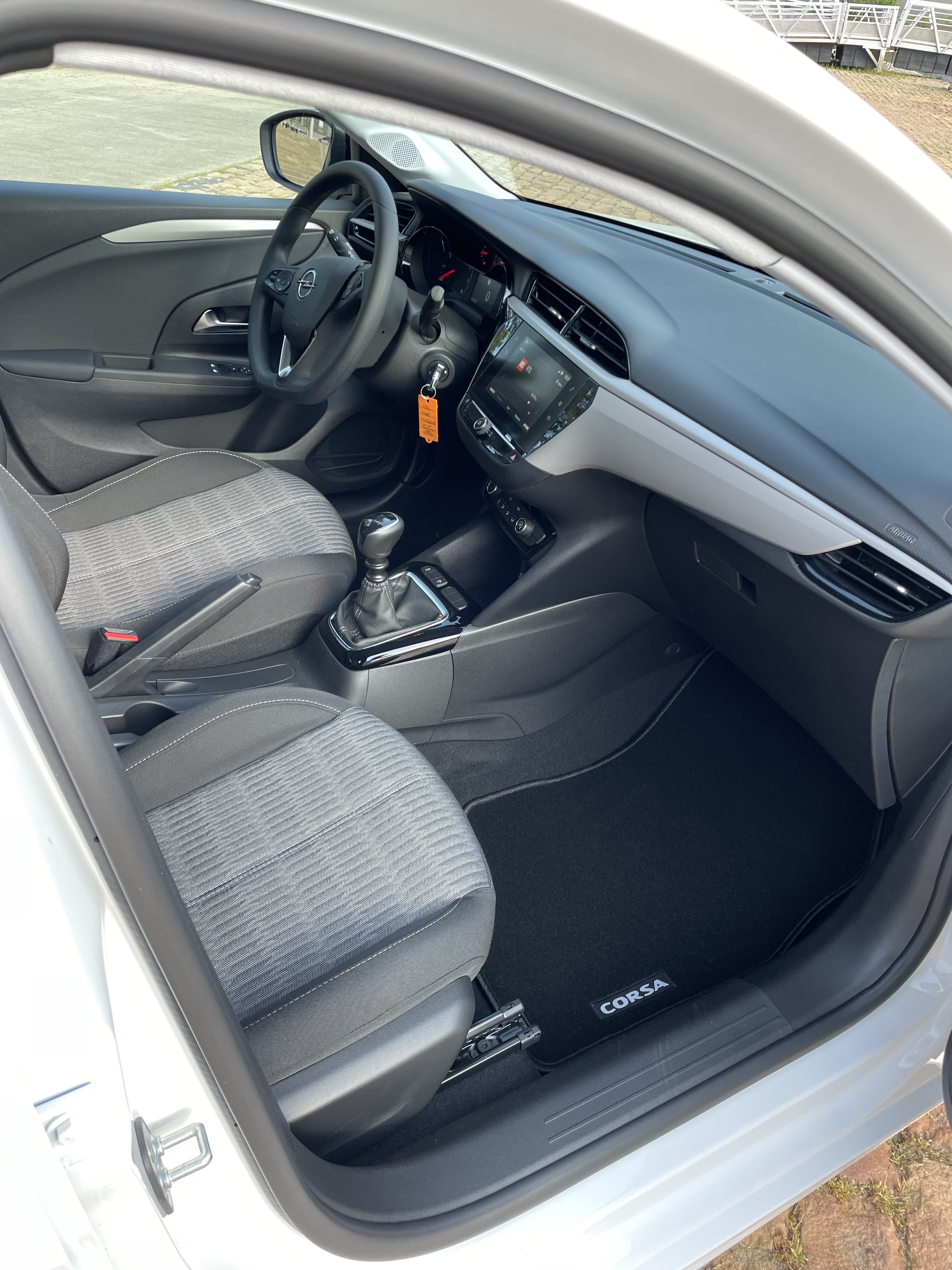 Opel Corsa avec Entrée audio / iPod