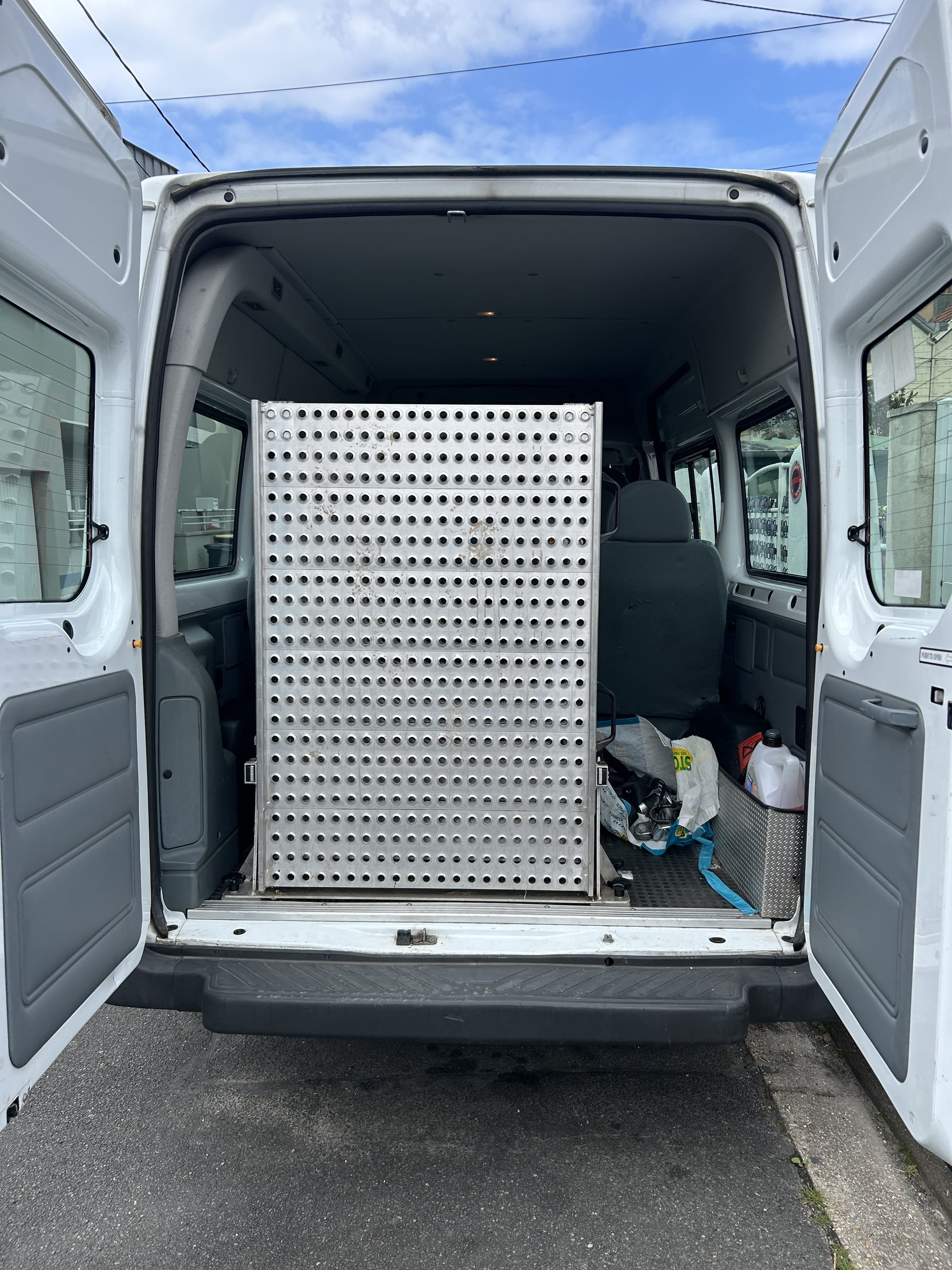 Ford Transit Kombi 2.2 TDCI / 9 places / Accès PMR avec Pneus neige
