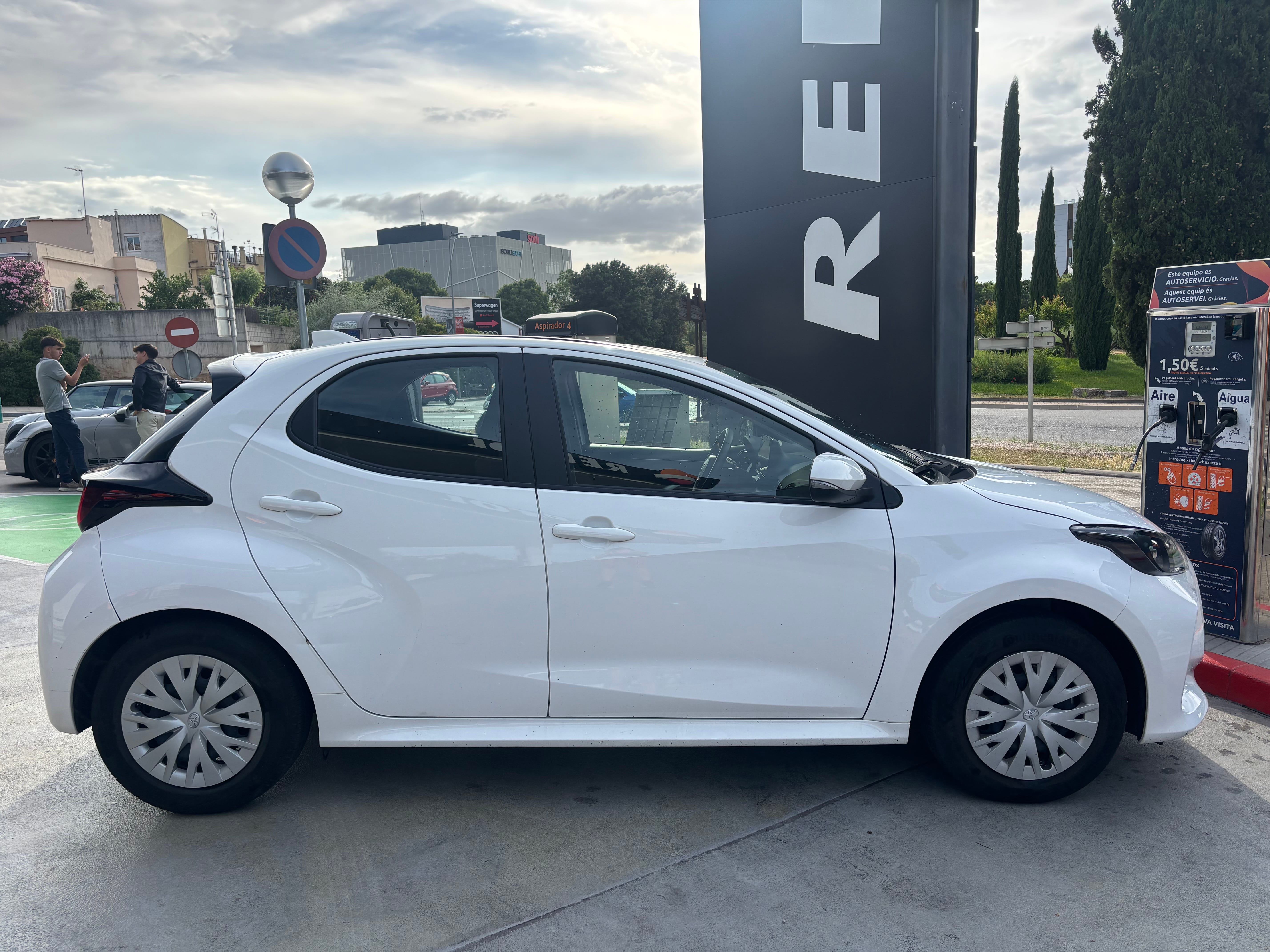 Toyota Yaris Híbrido, 2024, Gasolina 95 / Eléctrico (híbrido), Automático
