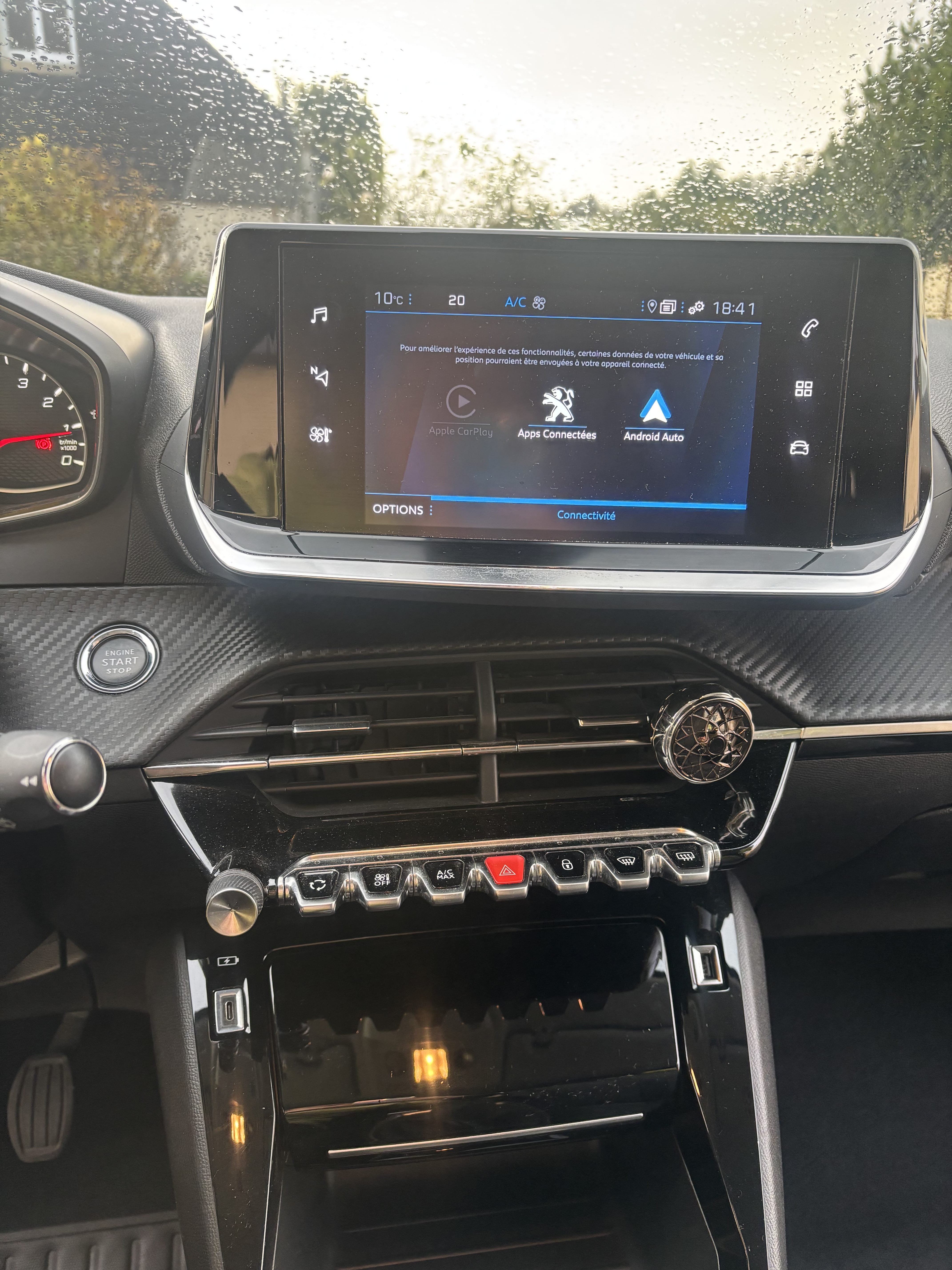 Peugeot 208 avec Apple CarPlay