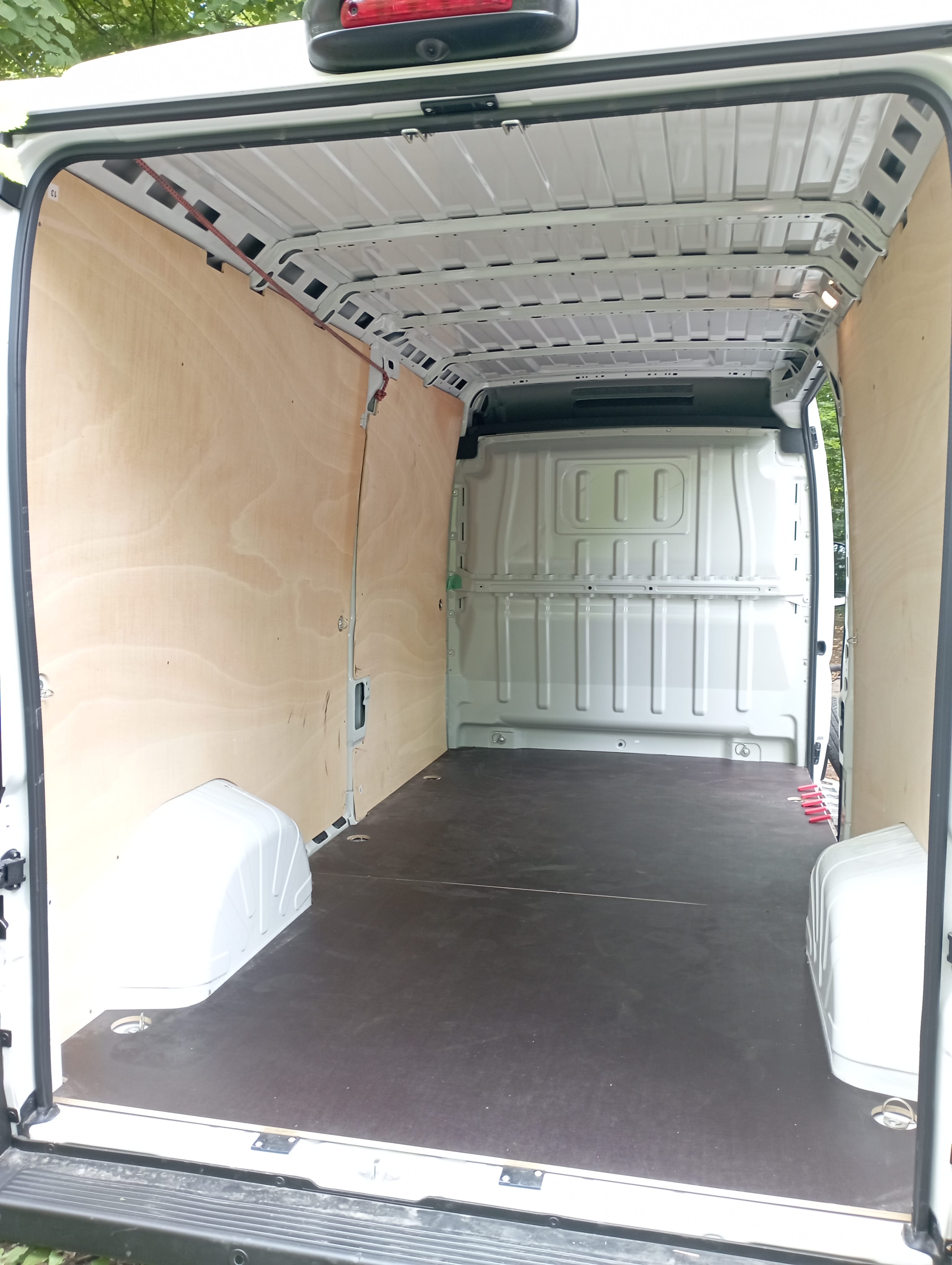 Opel Movano avec diable et rampes de chargements