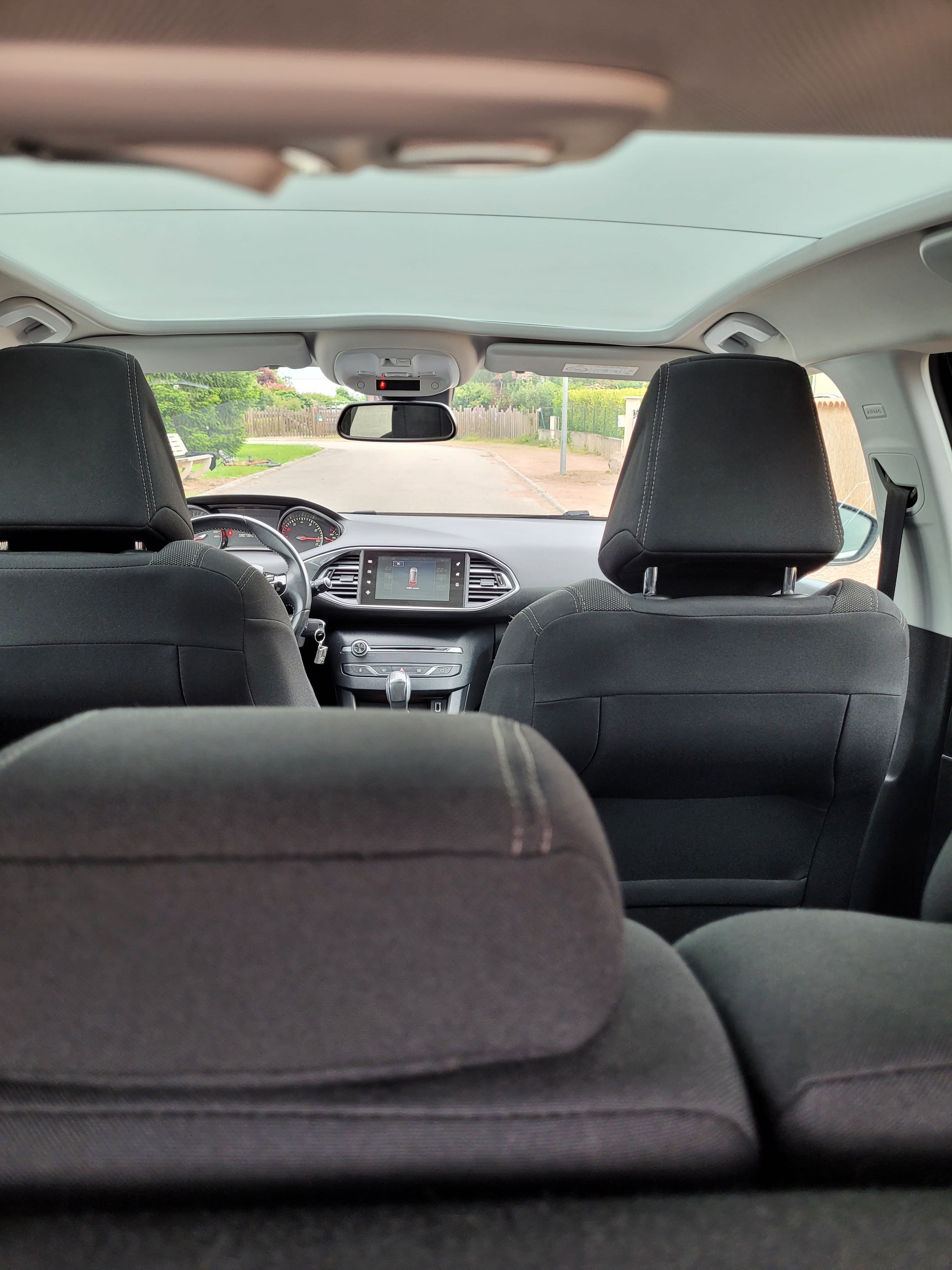 Peugeot 308 1.2l 110cv vignette crit'air 1 avec attelage avec GPS