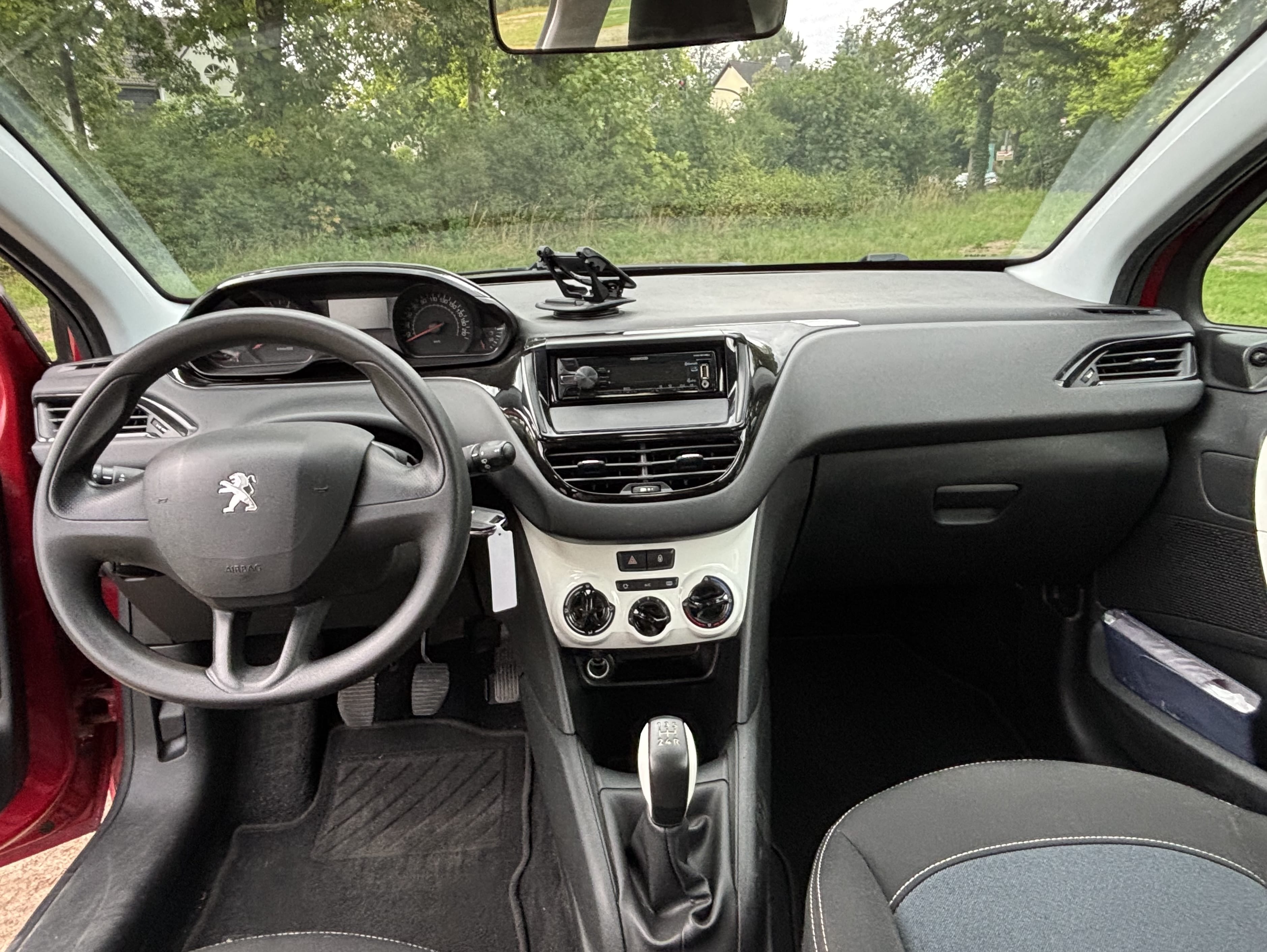 Peugeot 208 - Rot mit Bluetooth-Audio