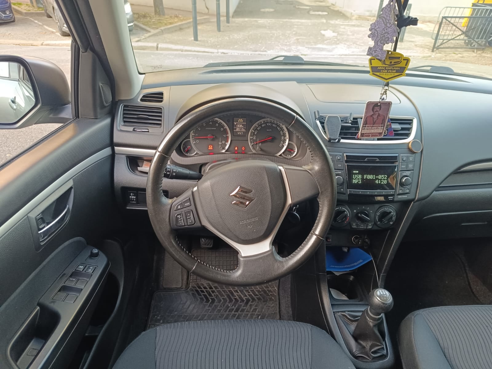 Suzuki Swift avec Autoradio