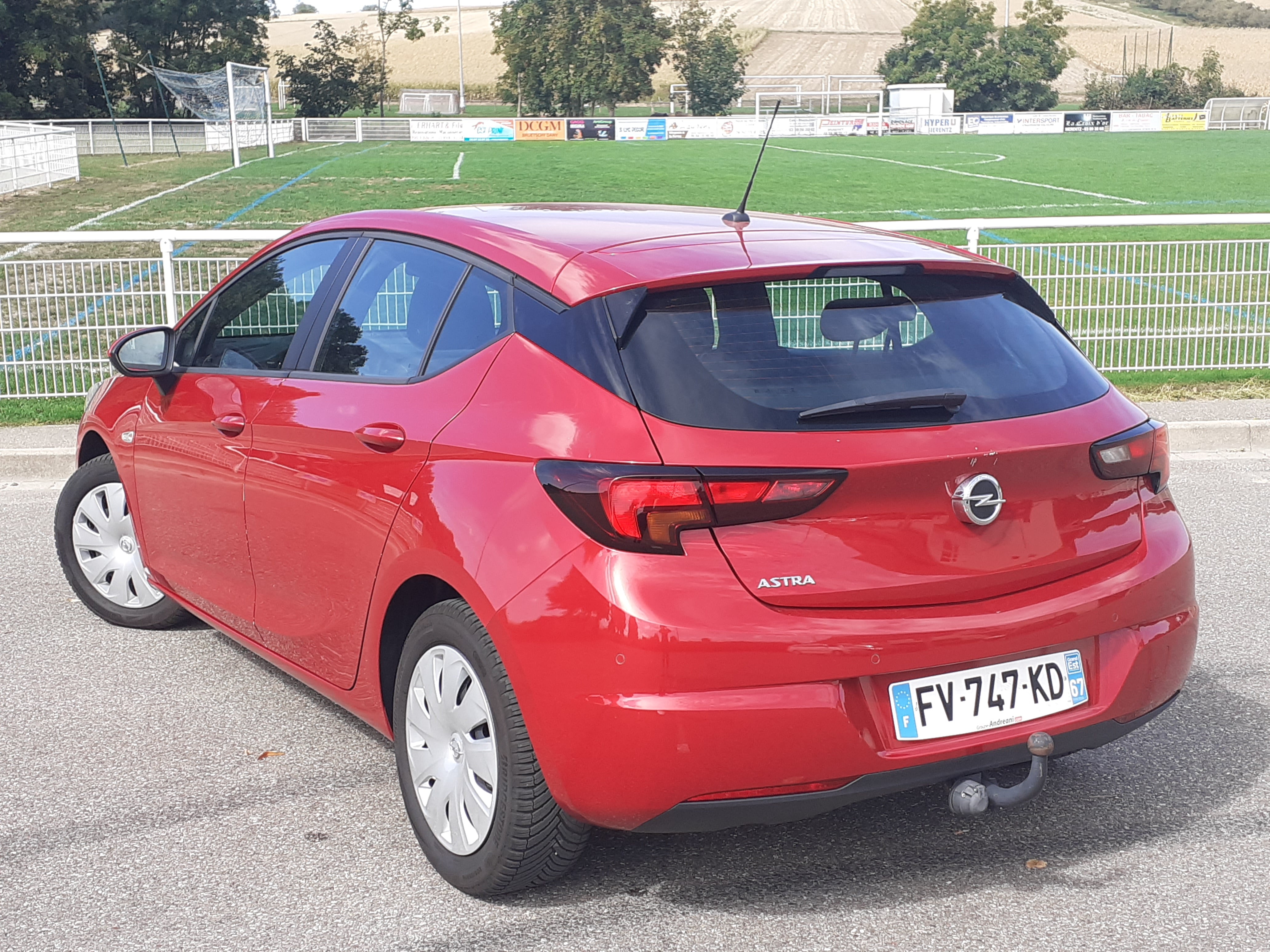 Opel Astra 1.2 Turbo 110 + Vignette Suisse 26 avec Siège bébé