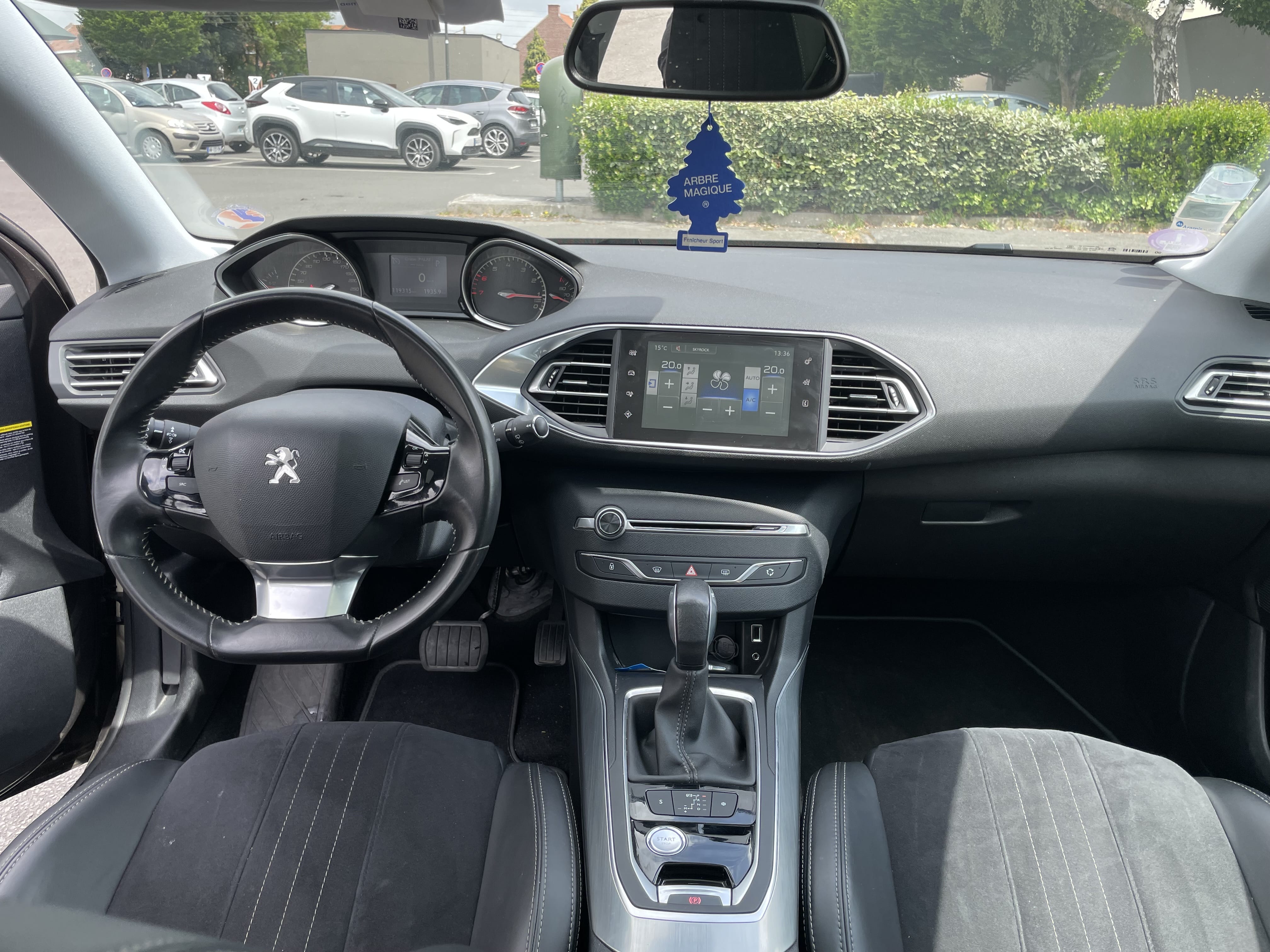 Peugeot 308 130ch EAT6 Féline avec GPS