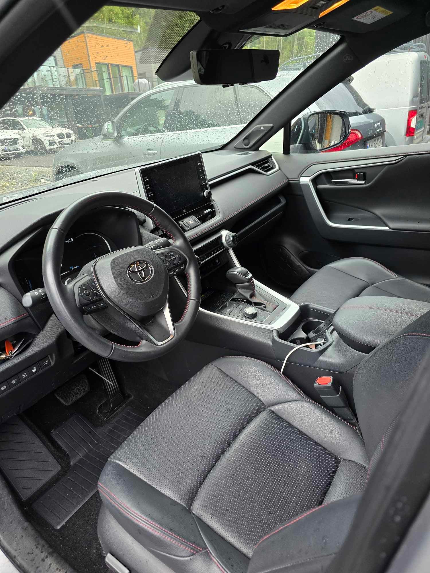 Toyota RAV 4 Hybrid med Babysete